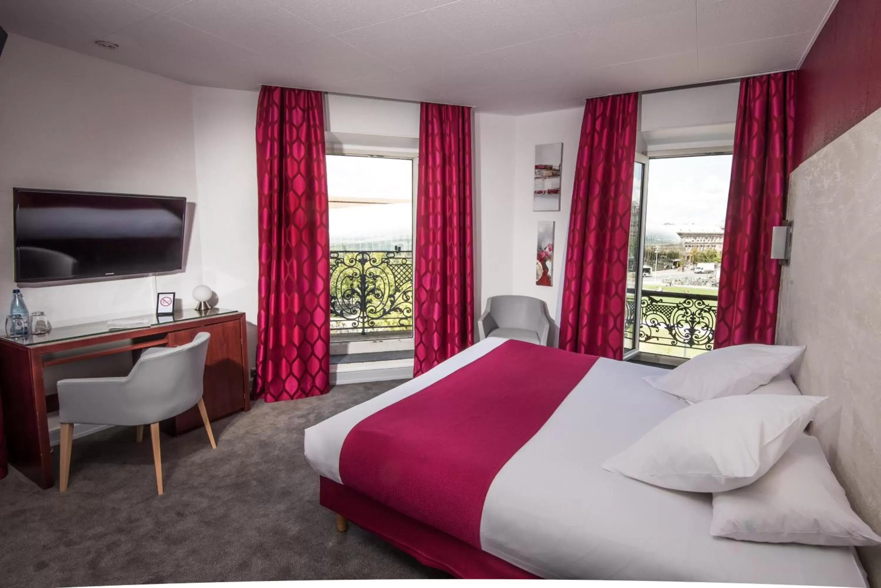 Bedroom in The Originals Boutique, Hôtel Bristol, Strasbourg Centre Gare (Inter-Hotel)