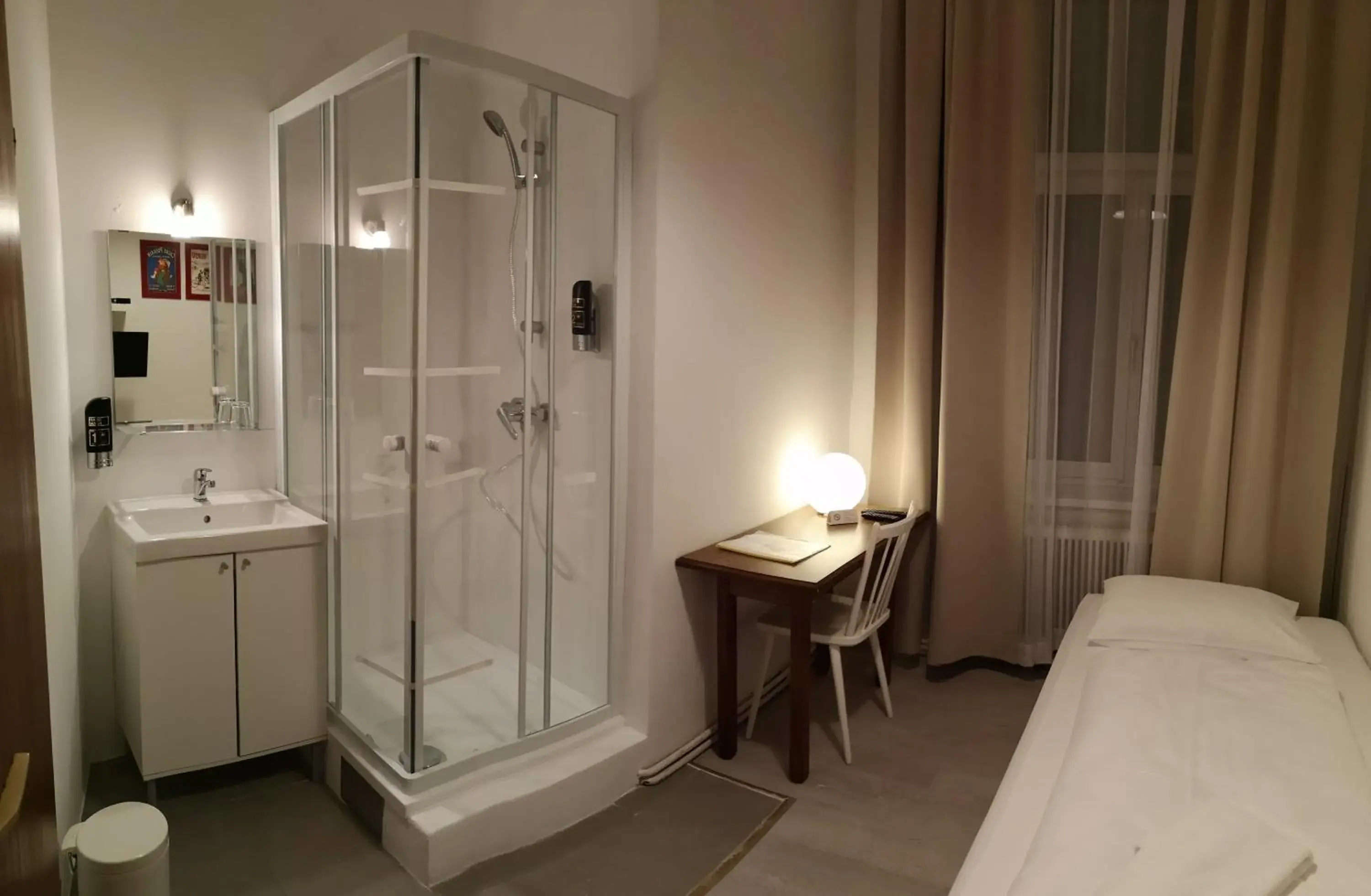Single Room with Shower in Time Out City Hotel Vienna