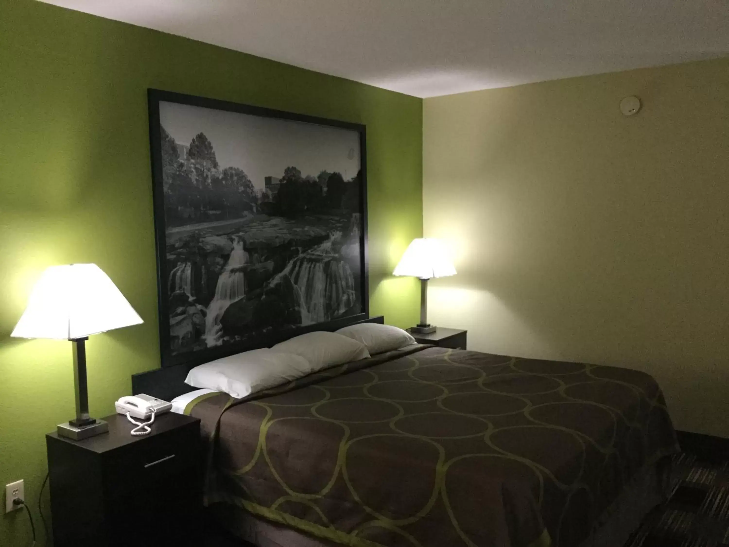 Bed in Super 8 by Wyndham Greer/Spartanburg Area