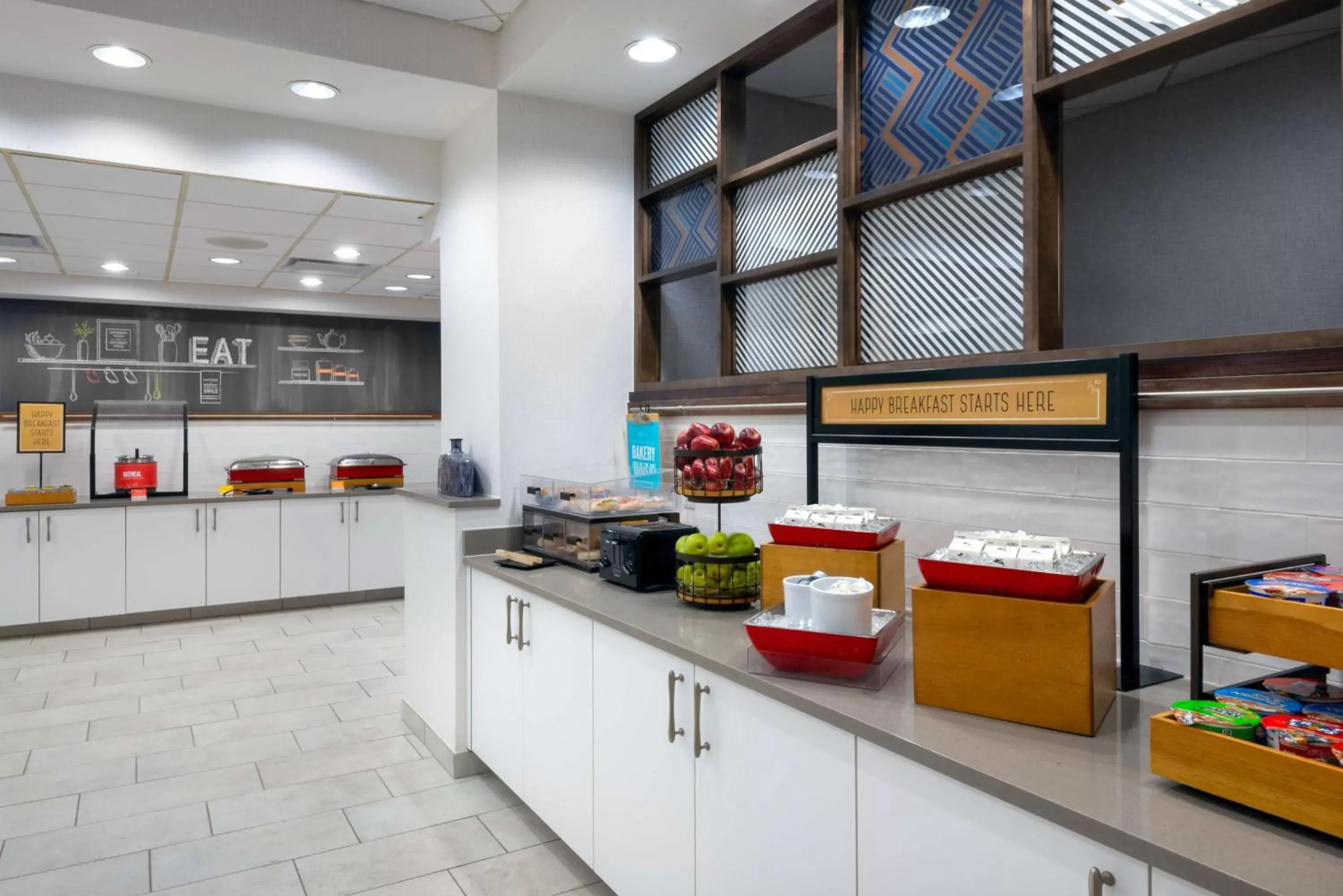 Breakfast, Kitchen/Kitchenette in Hampton Inn Charlotte Uptown