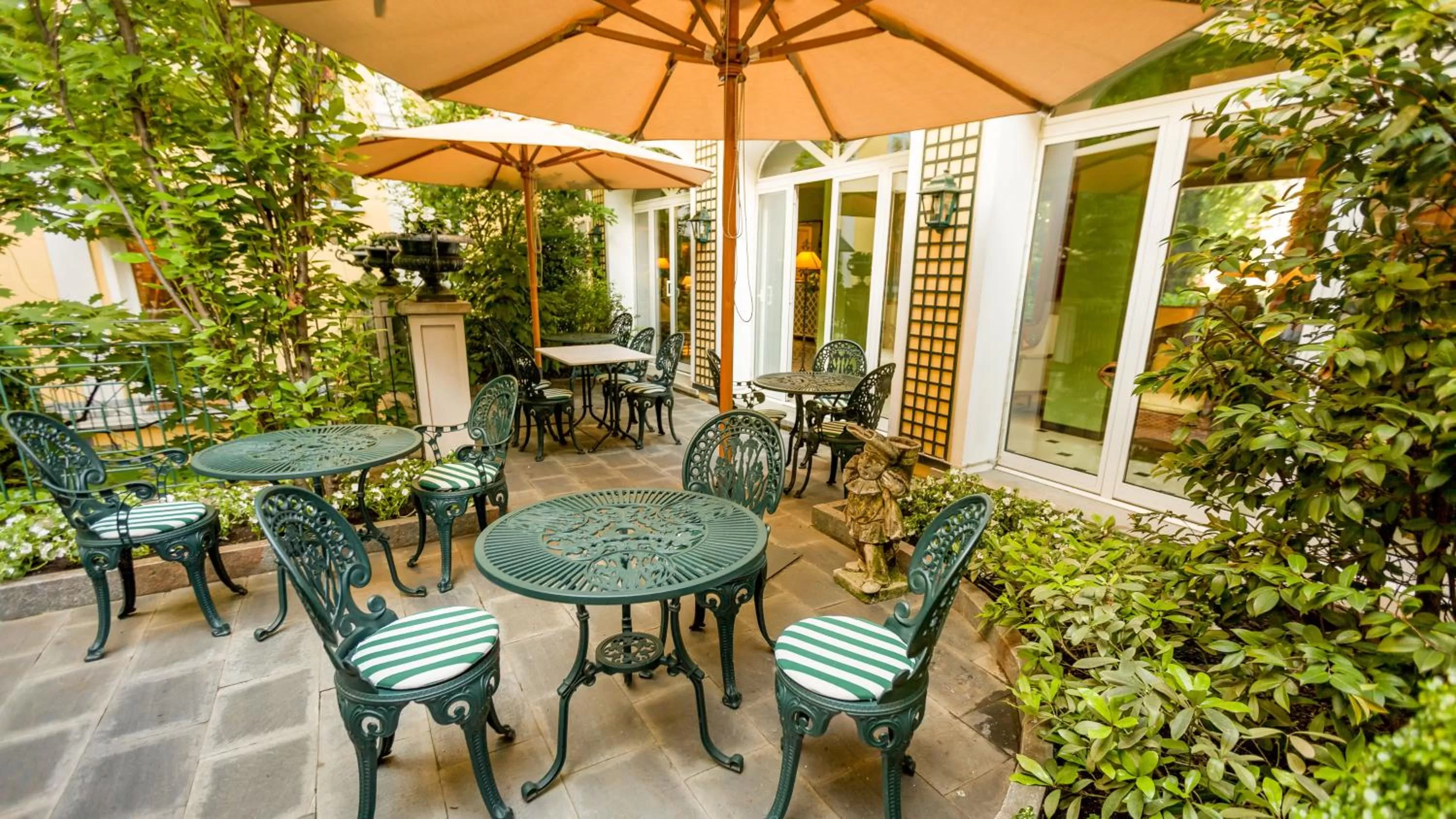 Patio in Hotel Victoria & Iside Spa