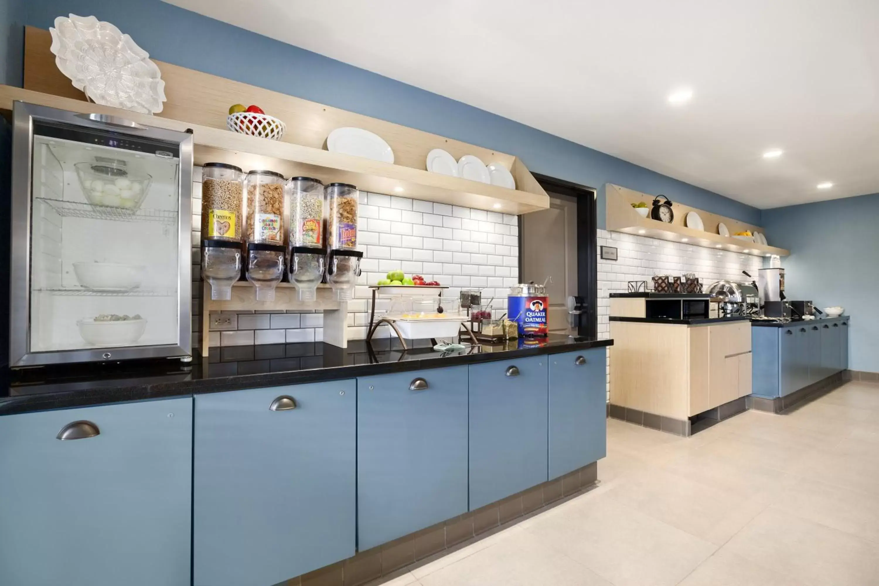 Communal kitchen, Kitchen/Kitchenette in Country Inn & Suites by Radisson, Indianola, IA
