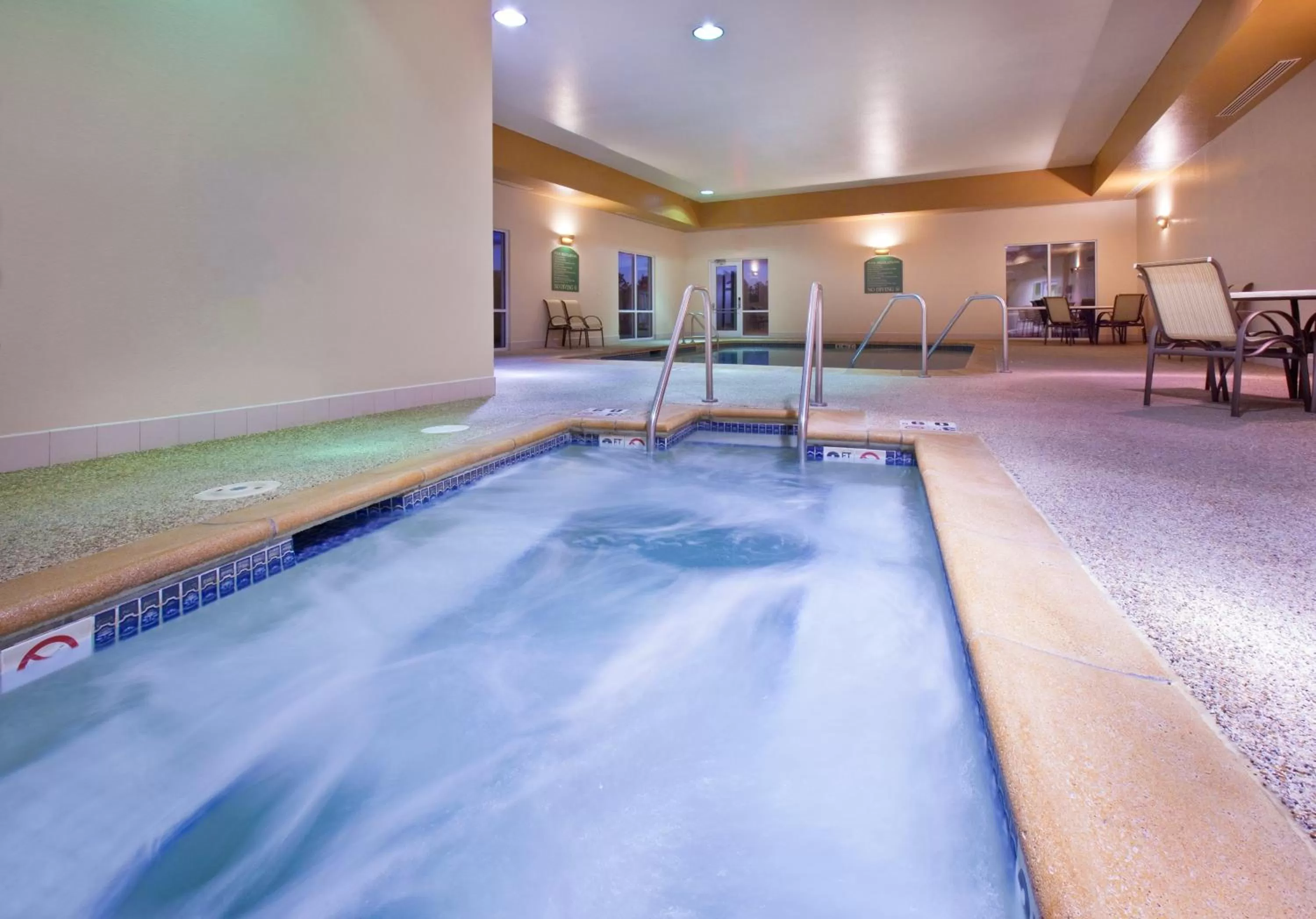 Swimming pool in GrandStay Hotel & Suites Pella