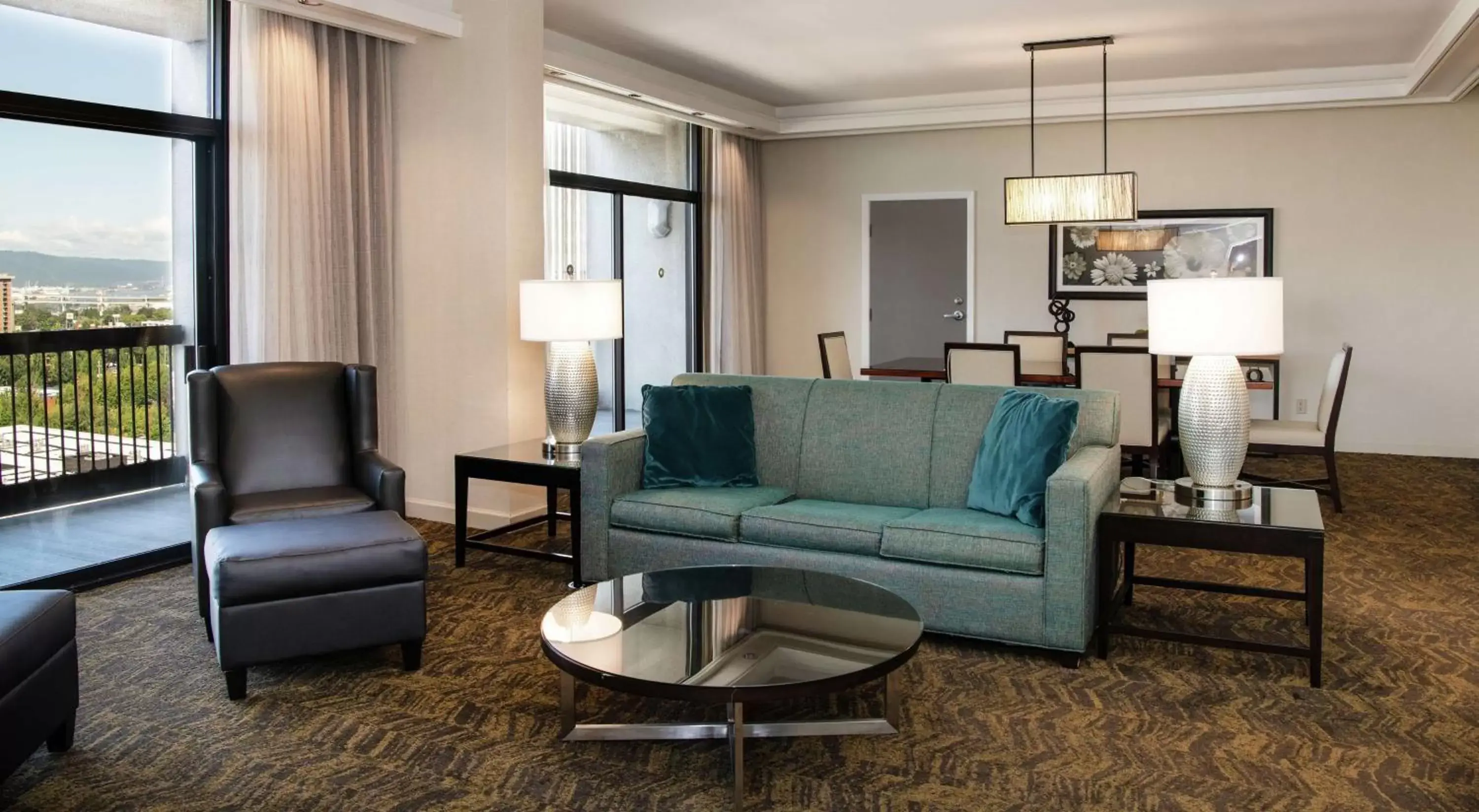 Living room, Seating Area in DoubleTree by Hilton Portland