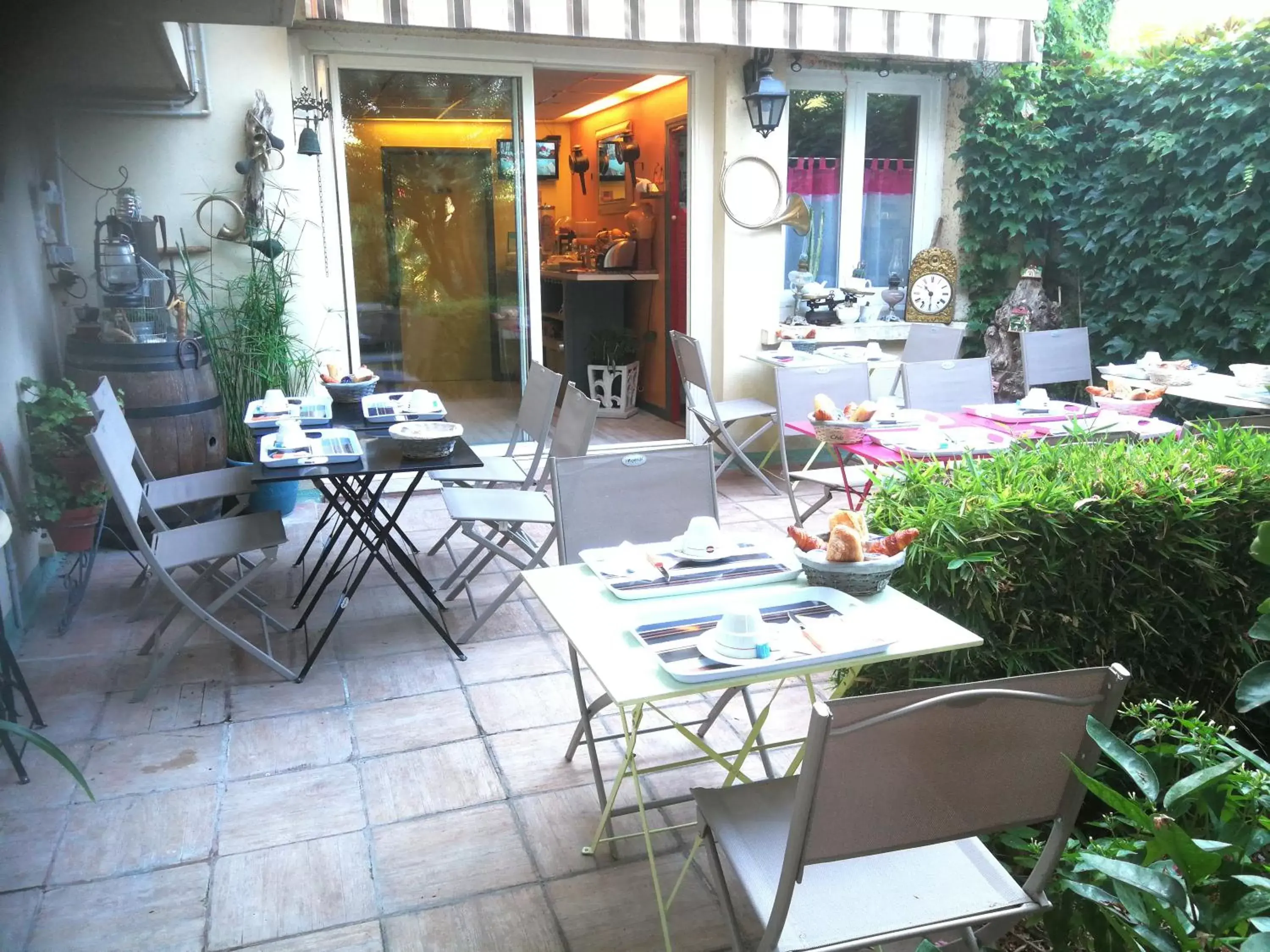 Patio, Restaurant/Places to Eat in Hôtel du Tricastin
