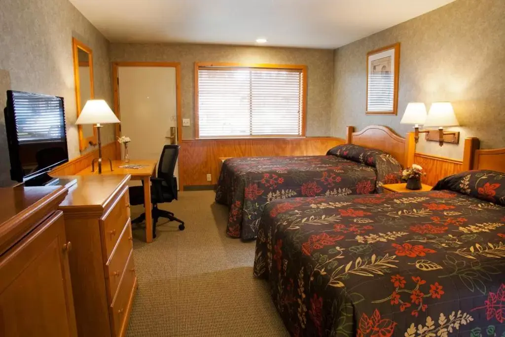 Queen Room with Two Queen Beds in Poulsbo Inn & Suites Queen Room with Two Queen Beds in Poulsbo Inn & Suites