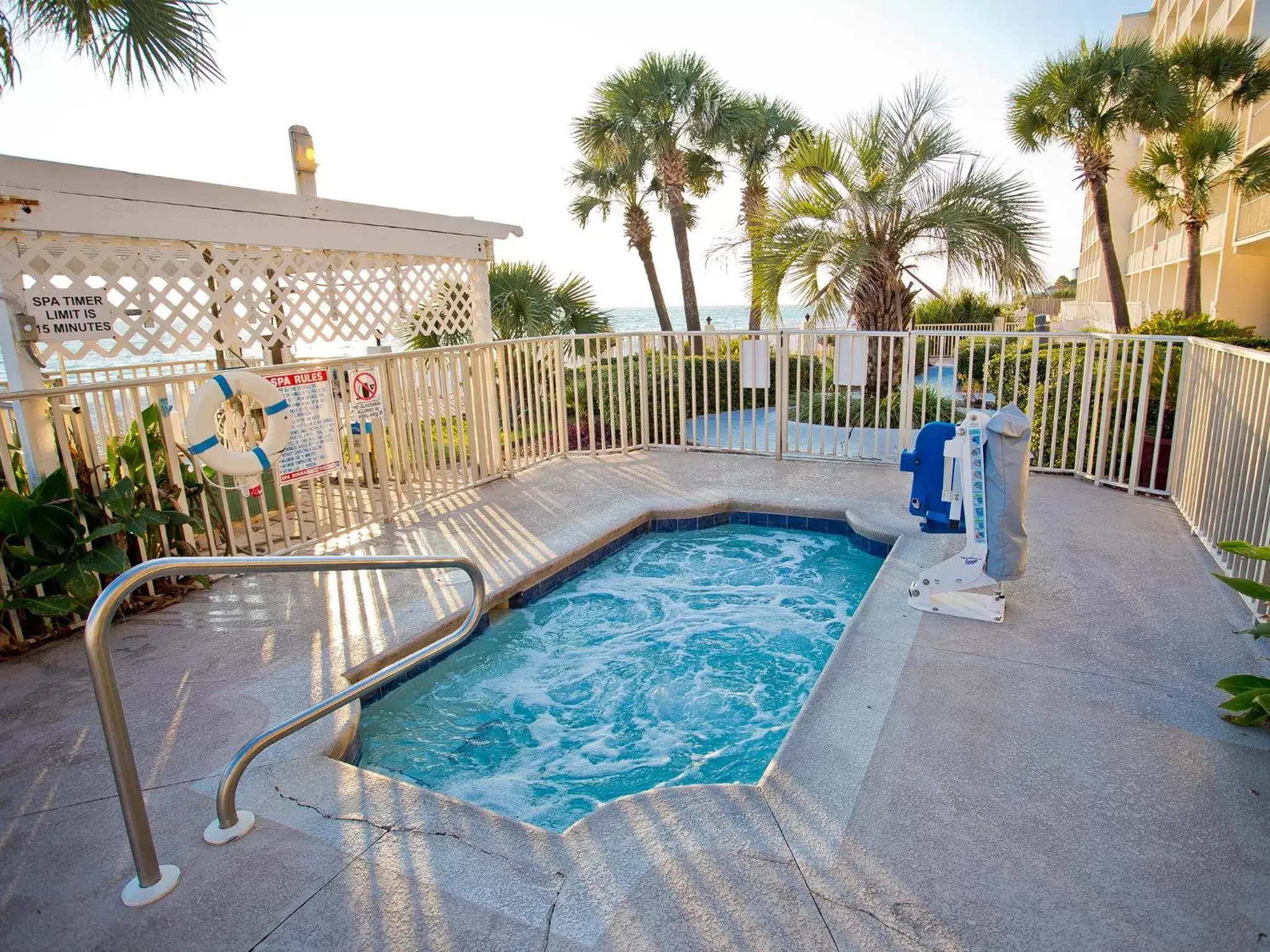 Hot Tub, Swimming Pool in Beachside Resort Panama City Beach