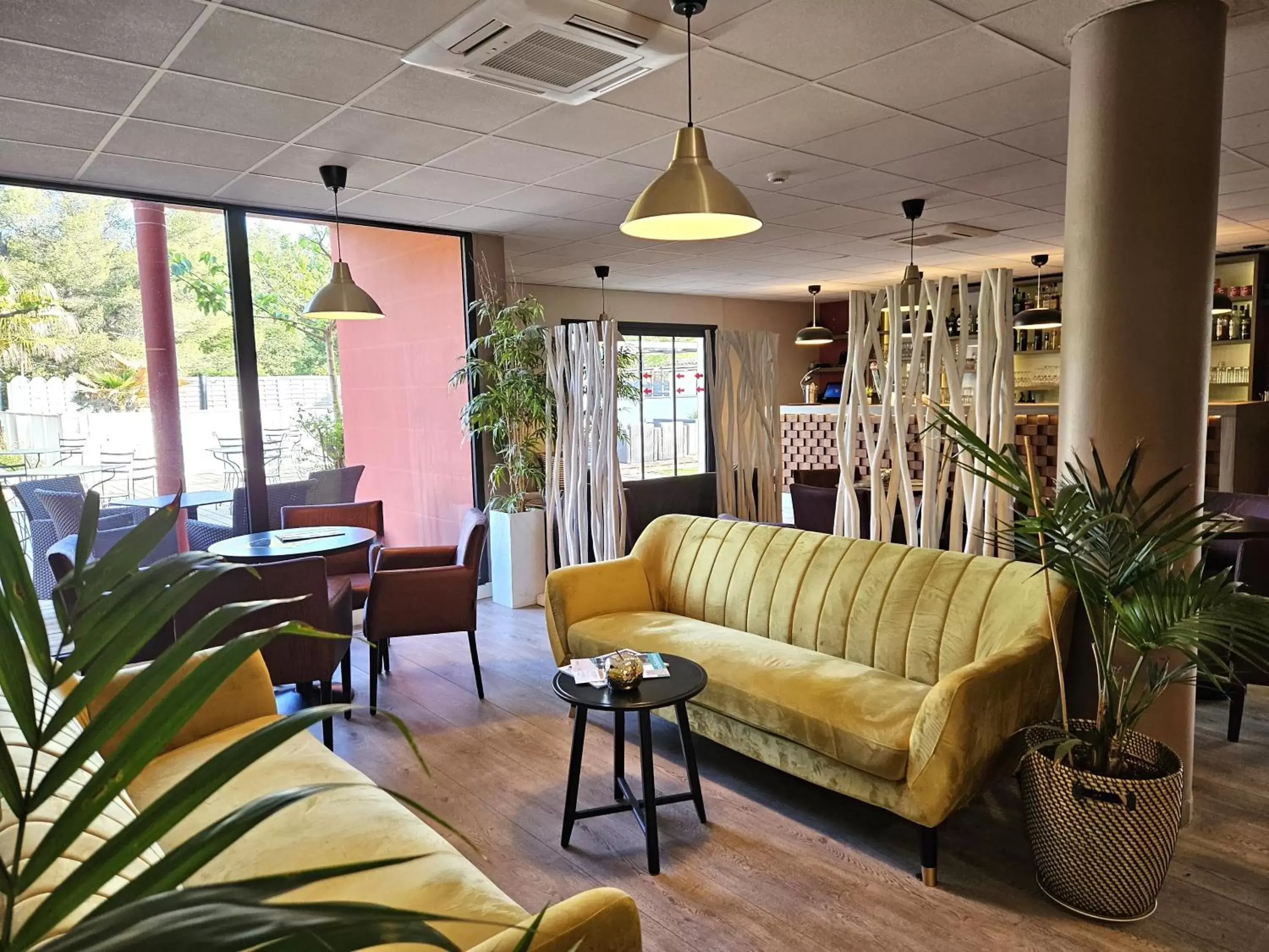 Lounge or bar, Seating Area in Best Western Terre de Provence