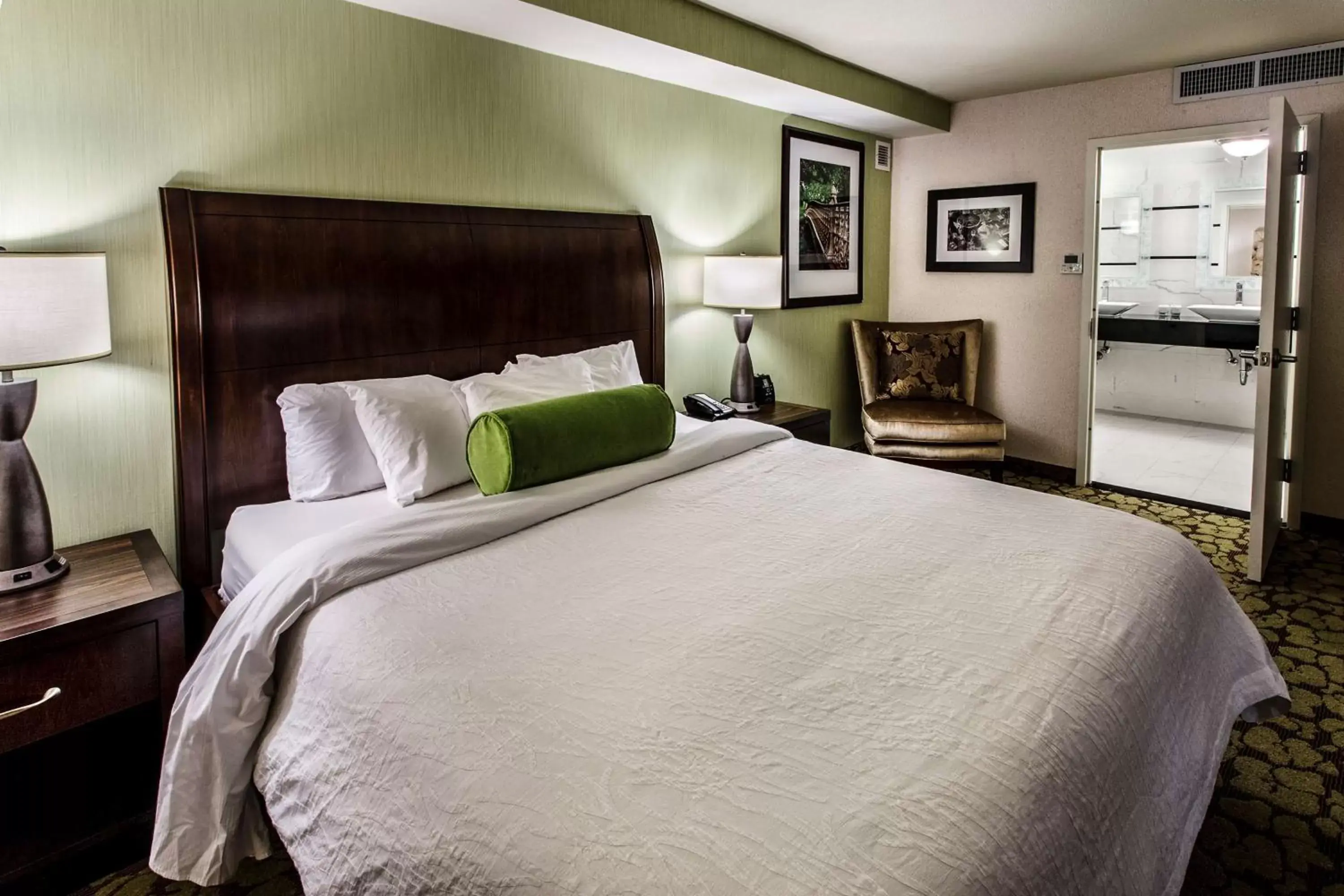 Bed in Hilton Garden Inn New York/Staten Island