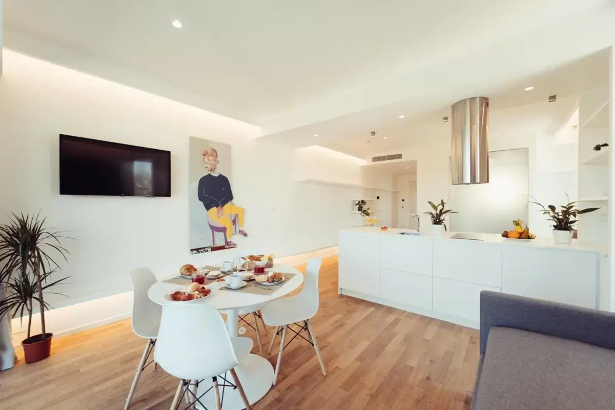 Kitchen or kitchenette, Dining Area in Marina Gardens Boutique&Suites