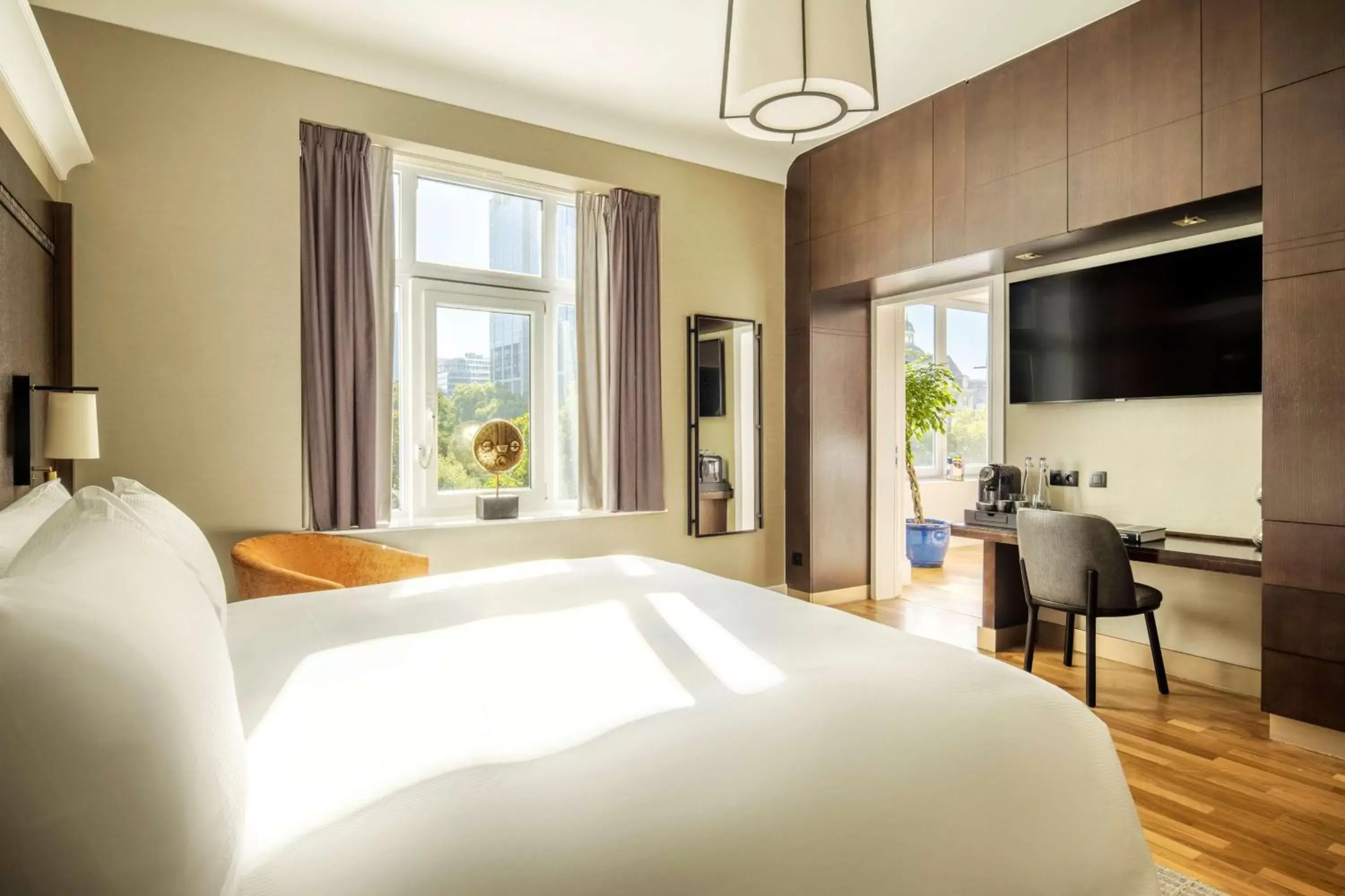 Bedroom, TV/Entertainment Center in DoubleTree By Hilton Brussels City