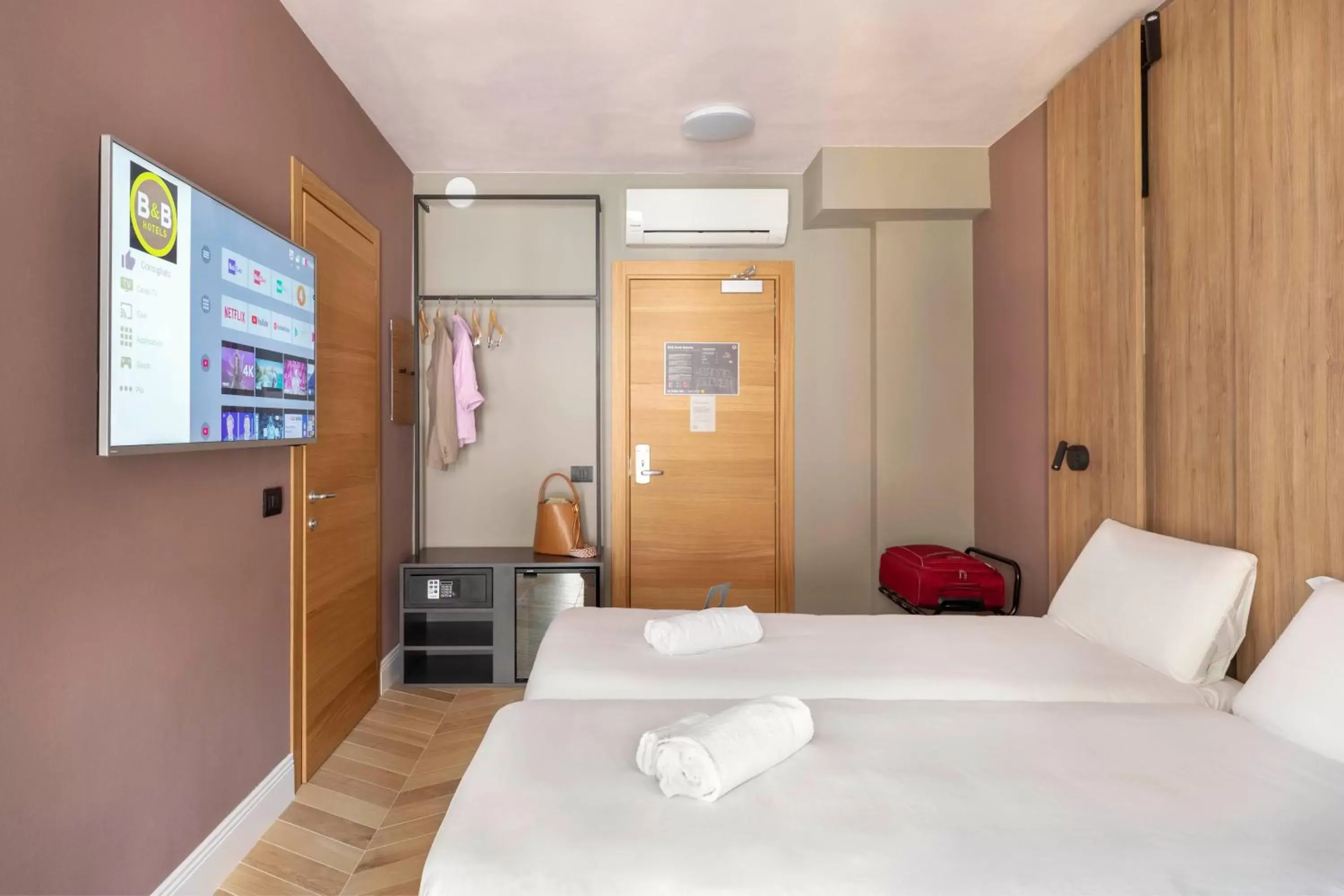 Bedroom, Bed in B&B Hotel Genova City Center