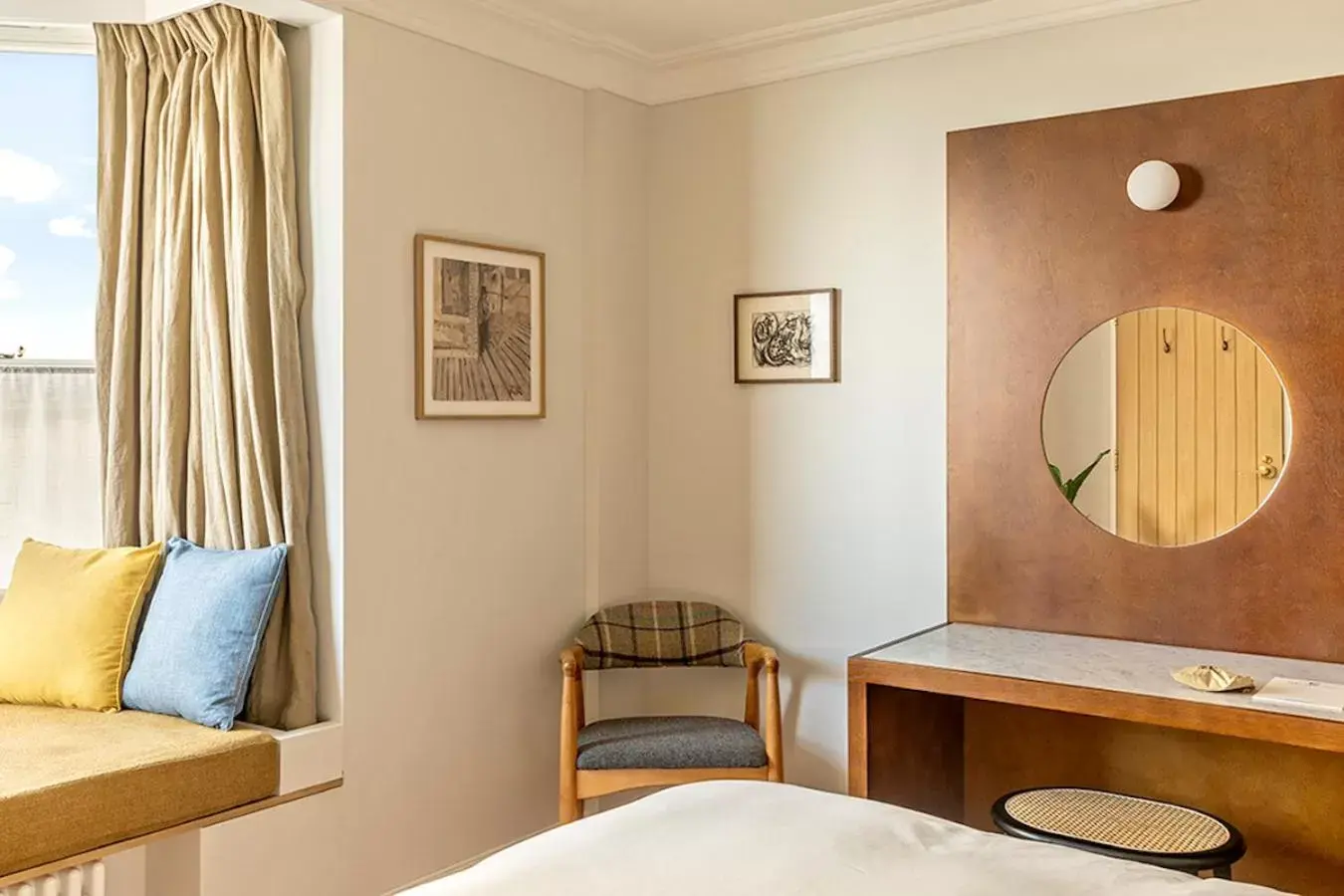 Seating area, Bed in Fort Road Hotel