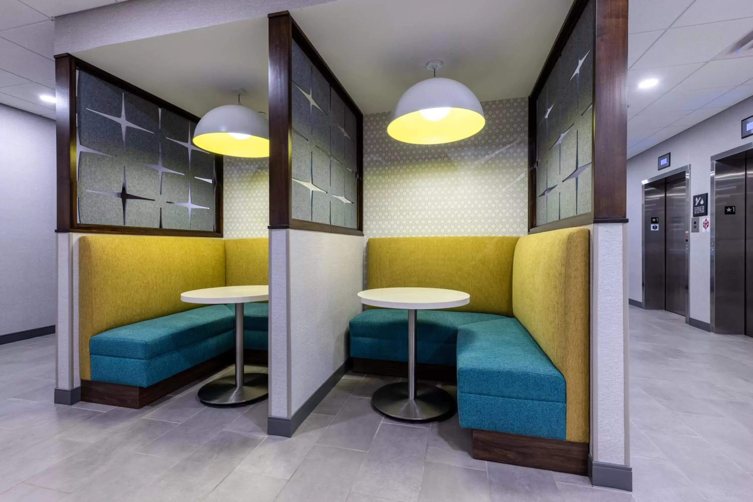 Seating area, Bathroom in Hampton Inn Columbus Downtown, Ga