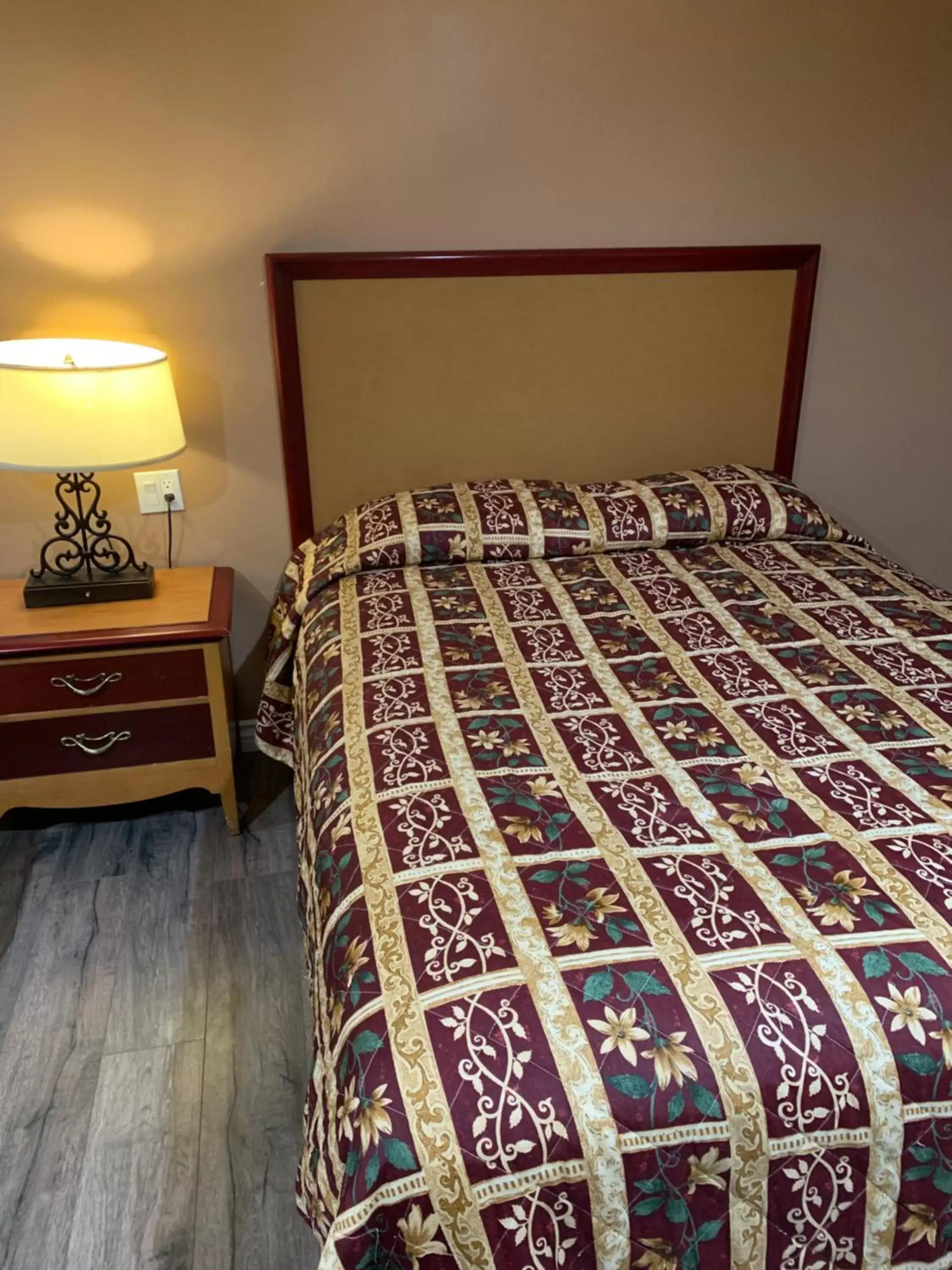 Bedroom, Bed in Budget Inn Motel