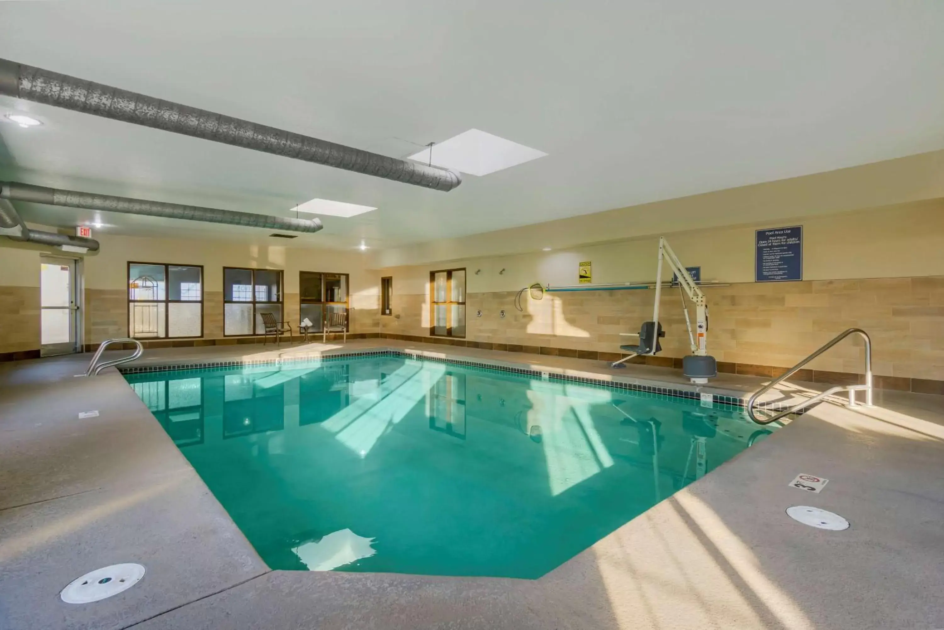Pool view, Swimming Pool in Best Western PLUS Mountain View Auburn Inn