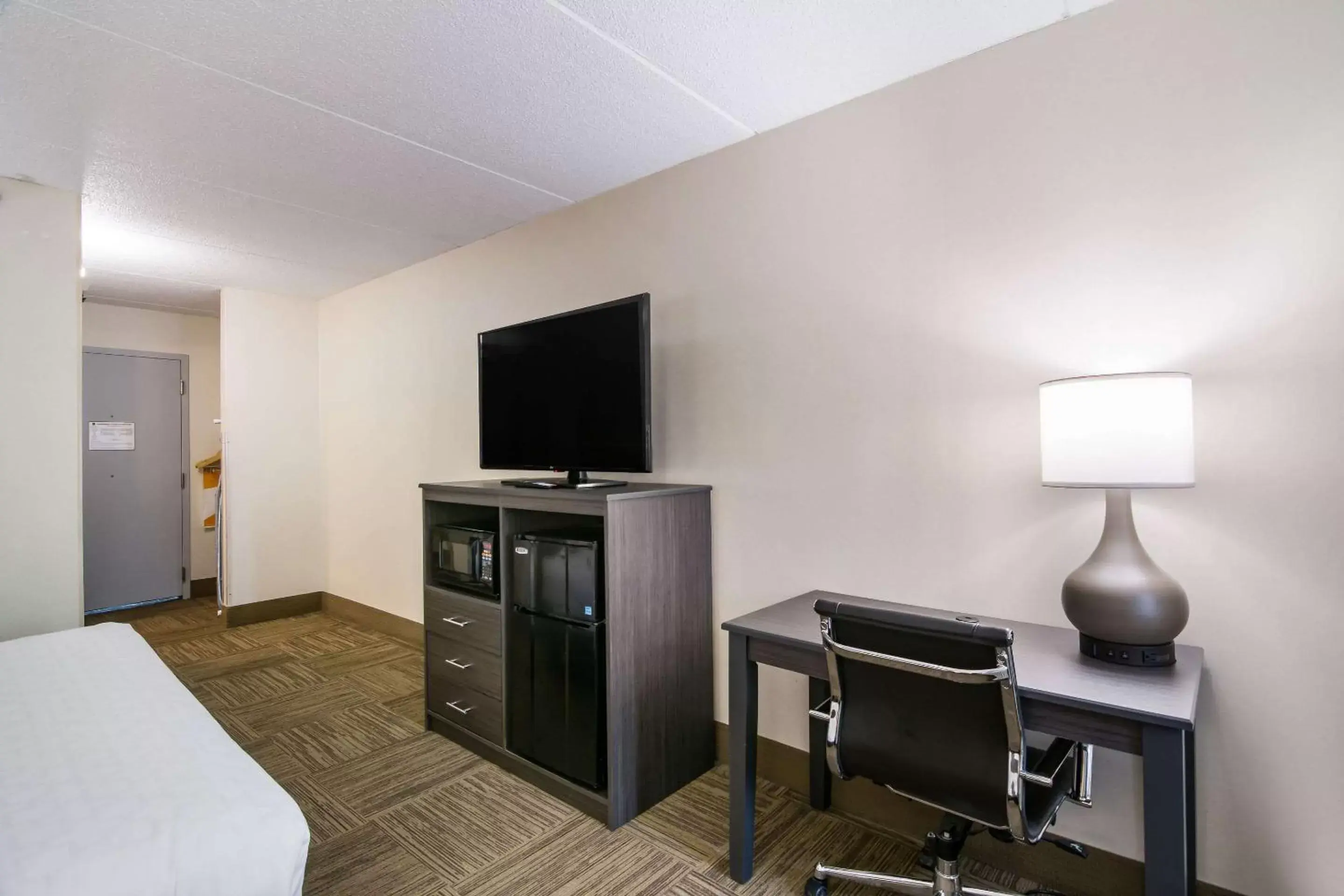 Photo of the whole room, Bed in Clarion Pointe Jamestown - Falconer Photo of the whole room, Bed in Clarion Pointe Jamestown - Falconer