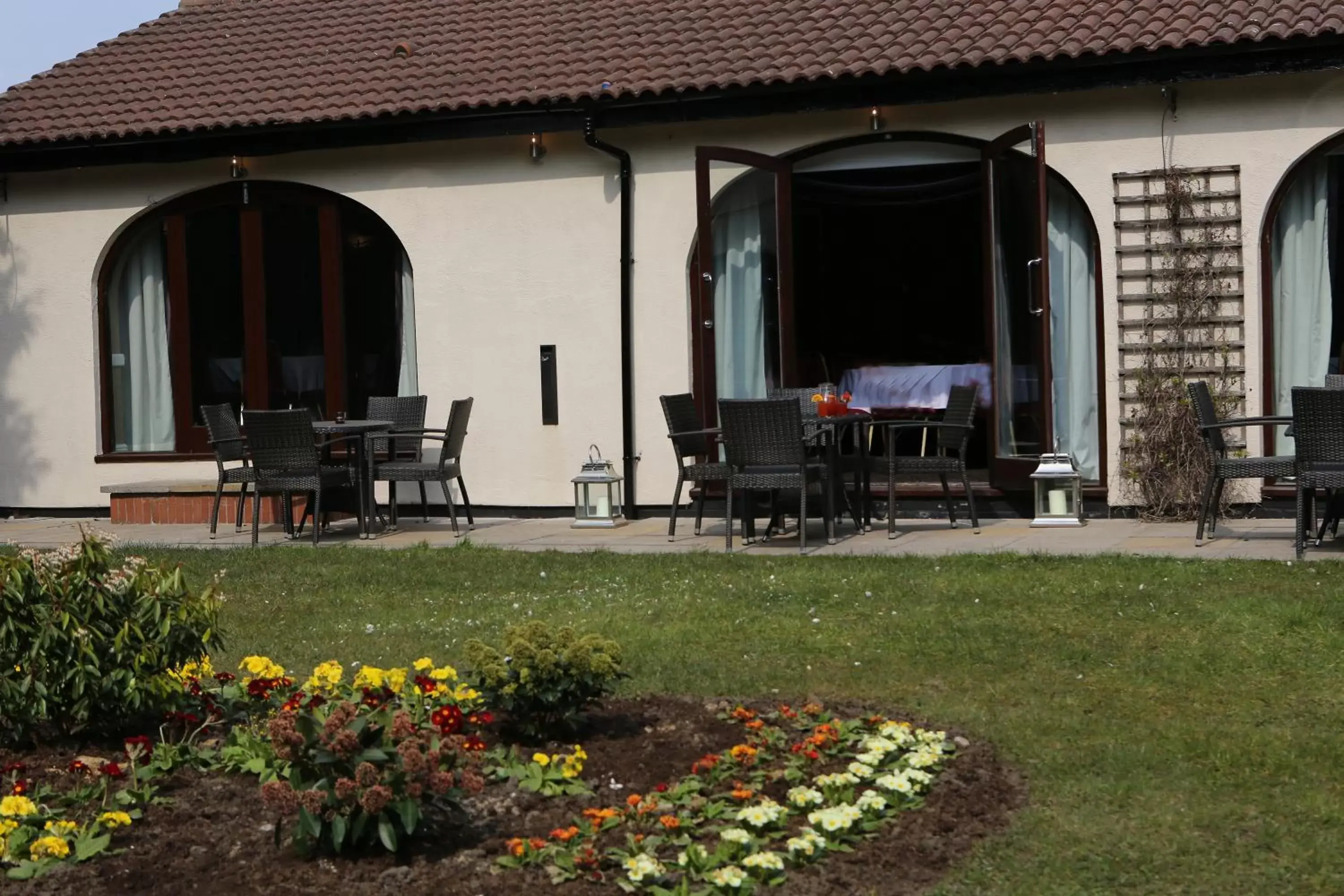 Patio in Widnes Halton Everglades Park Hotel