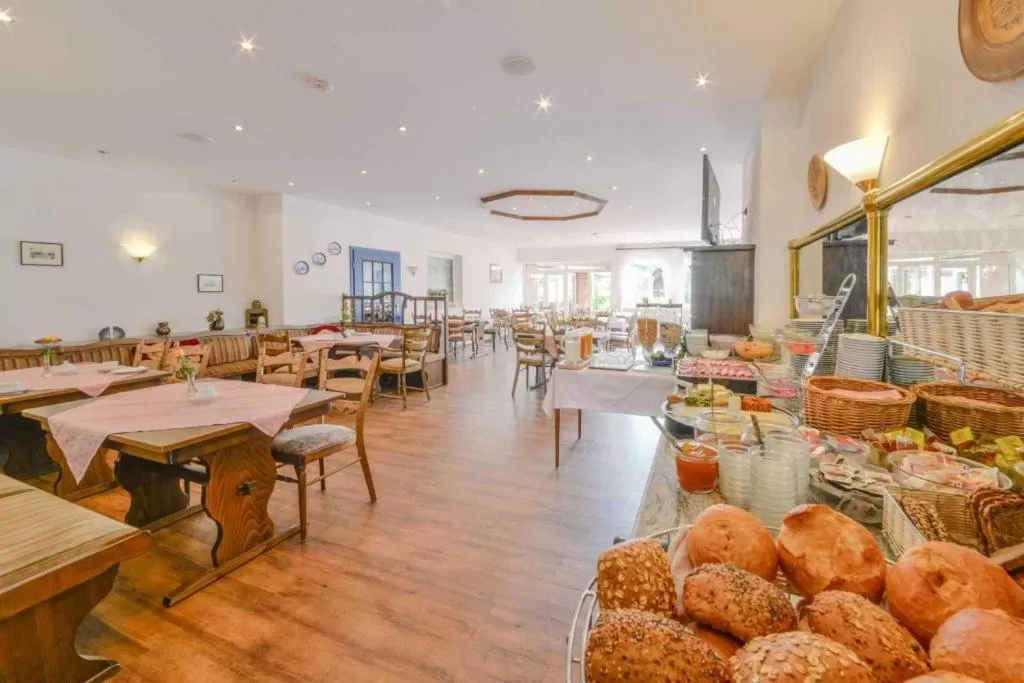 Buffet breakfast, Restaurant/Places to Eat in Landhaus Braband