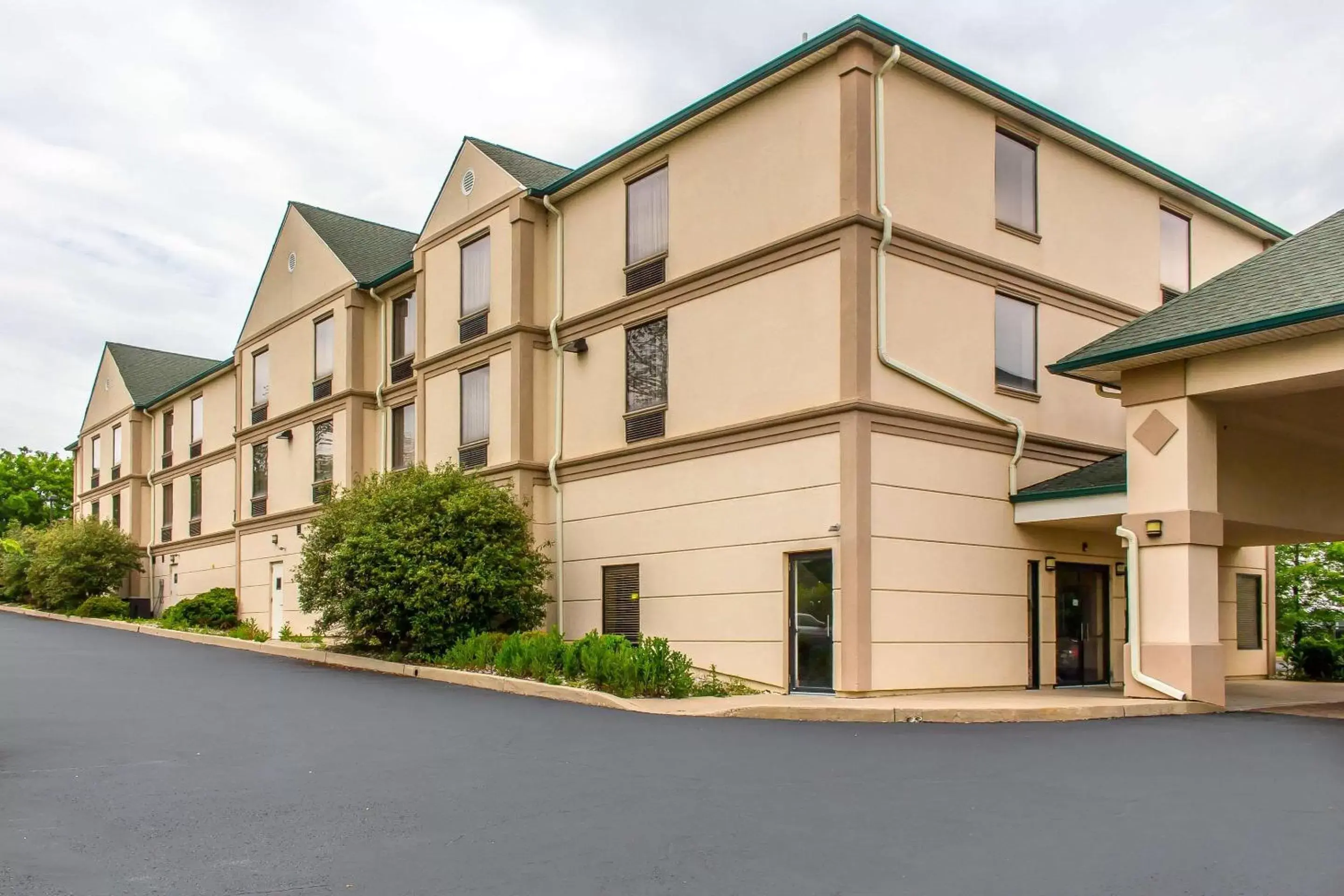Property building in Quality Inn Hackettstown - Long Valley Property building in Quality Inn Hackettstown - Long Valley