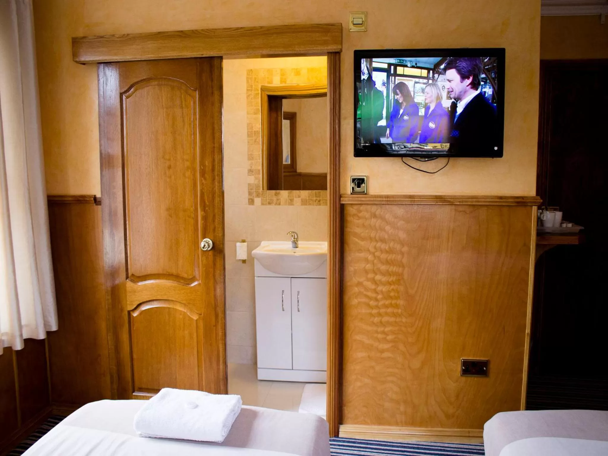 Bedroom, Bed in Cricklewood Lodge Hotel