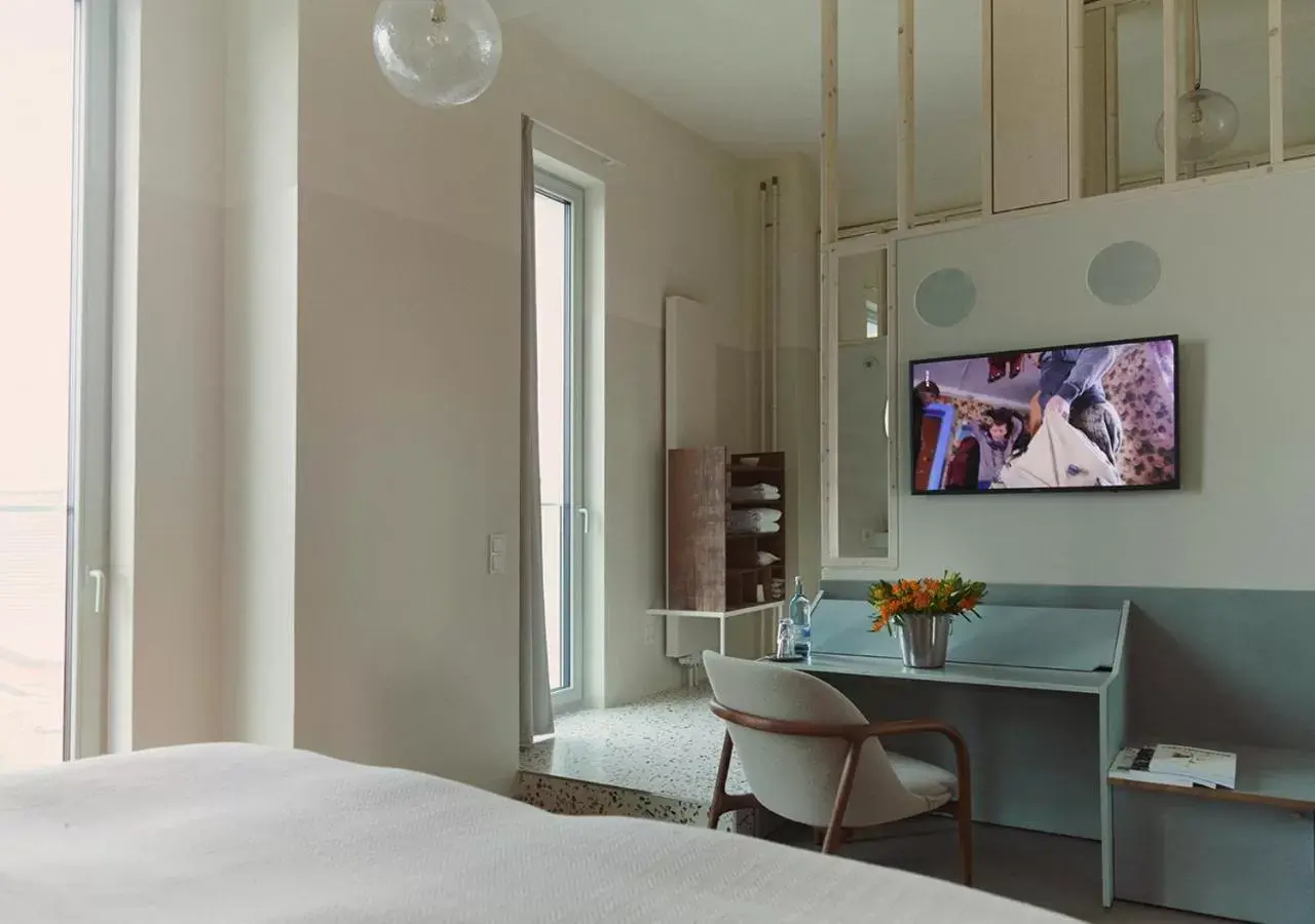TV and multimedia, TV/Entertainment Center in Michelberger Hotel