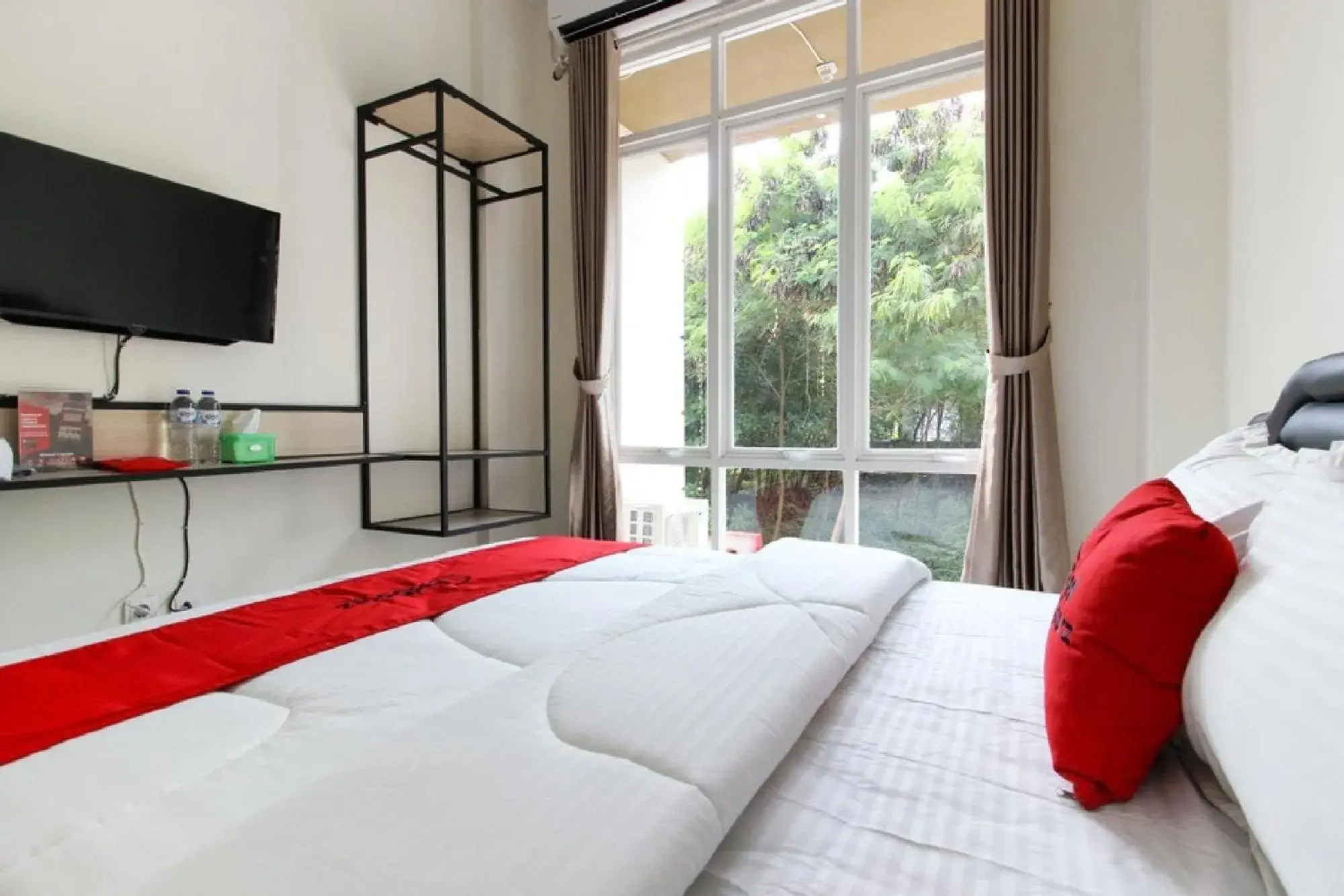 Bed in RedDoorz near Jogja City Mall 3