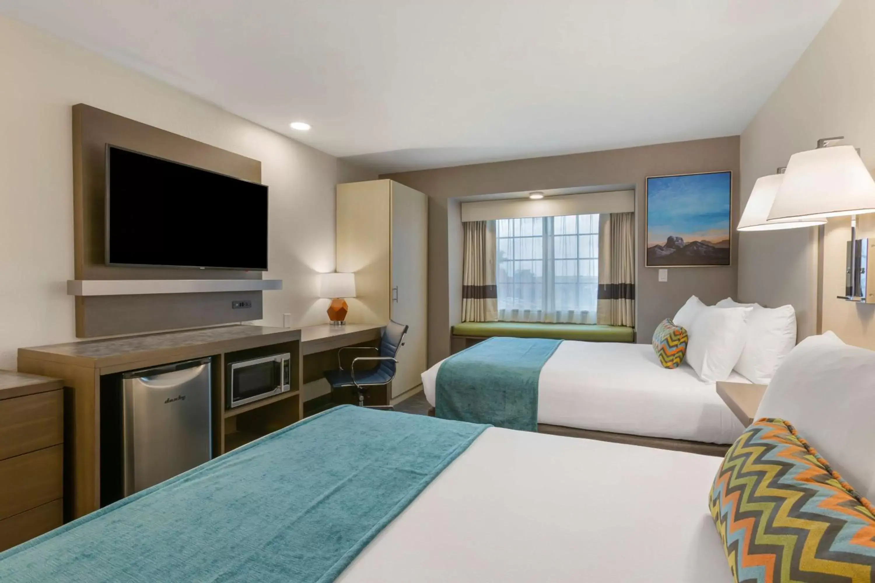 Bedroom, TV/Entertainment Center in Best Western Plus Yuma Foothills Inn & Suites