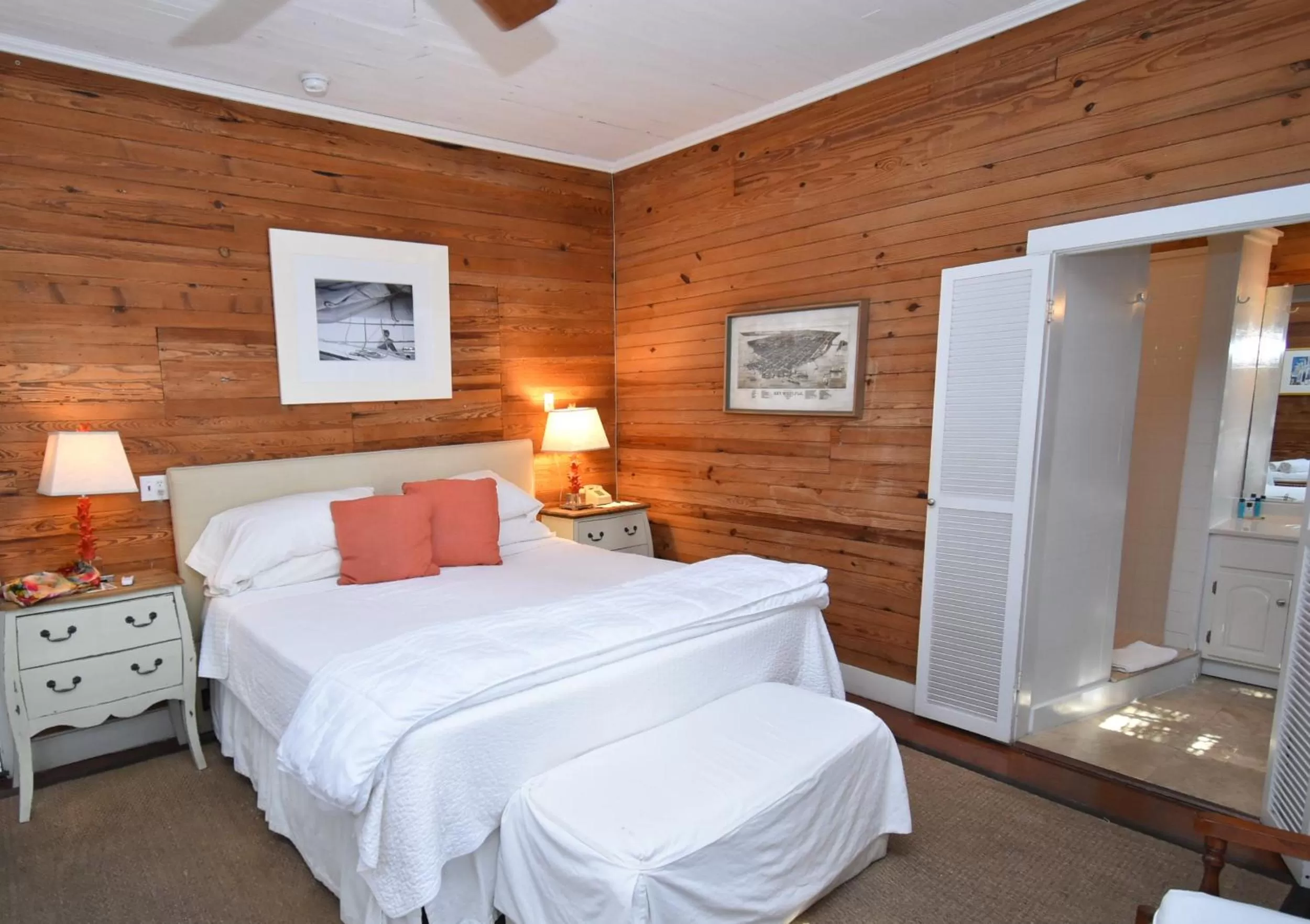 Bed in Simonton Court Historic Inn & Cottages