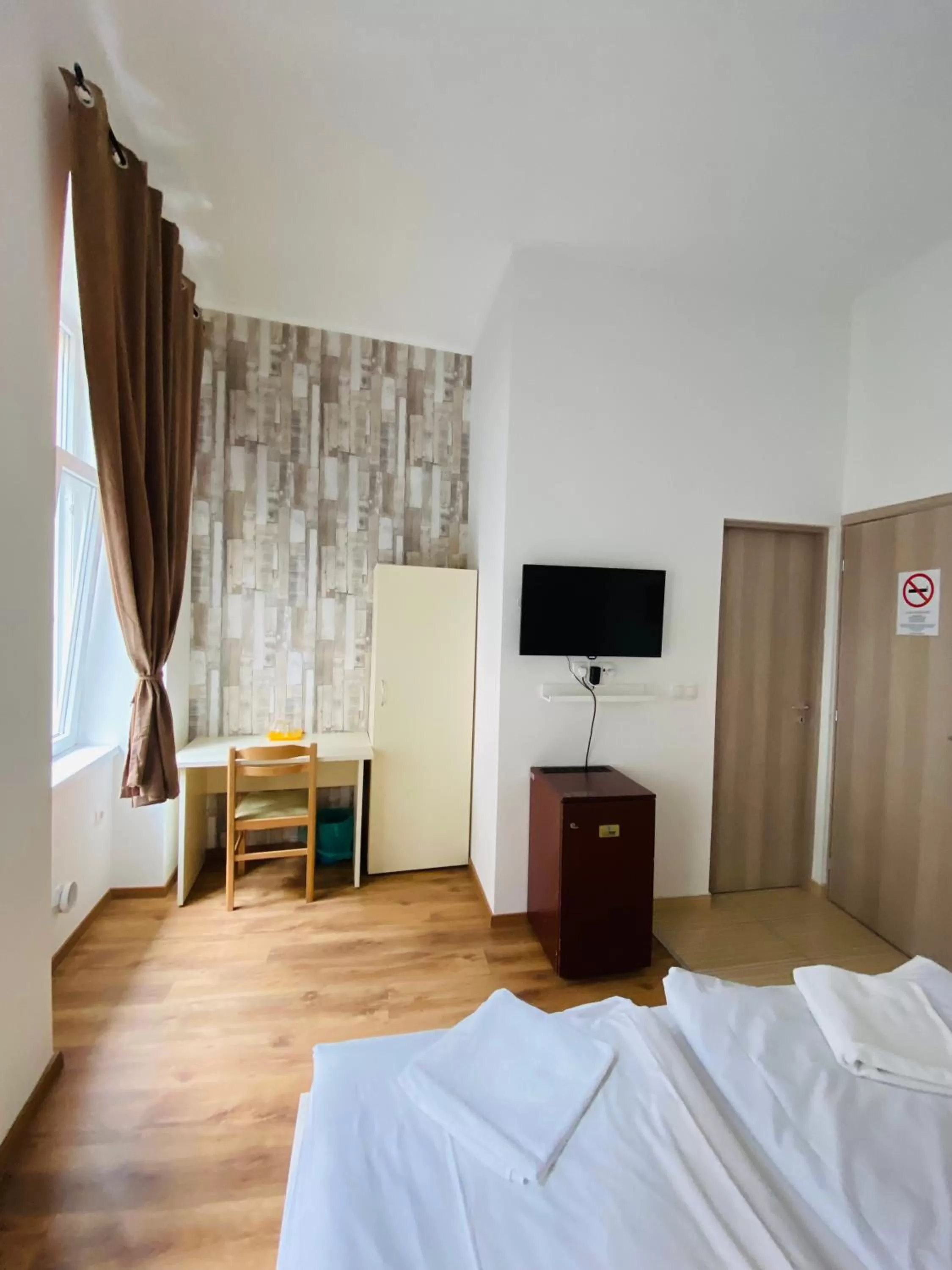 Bedroom, Bed in Easy Star Hotel