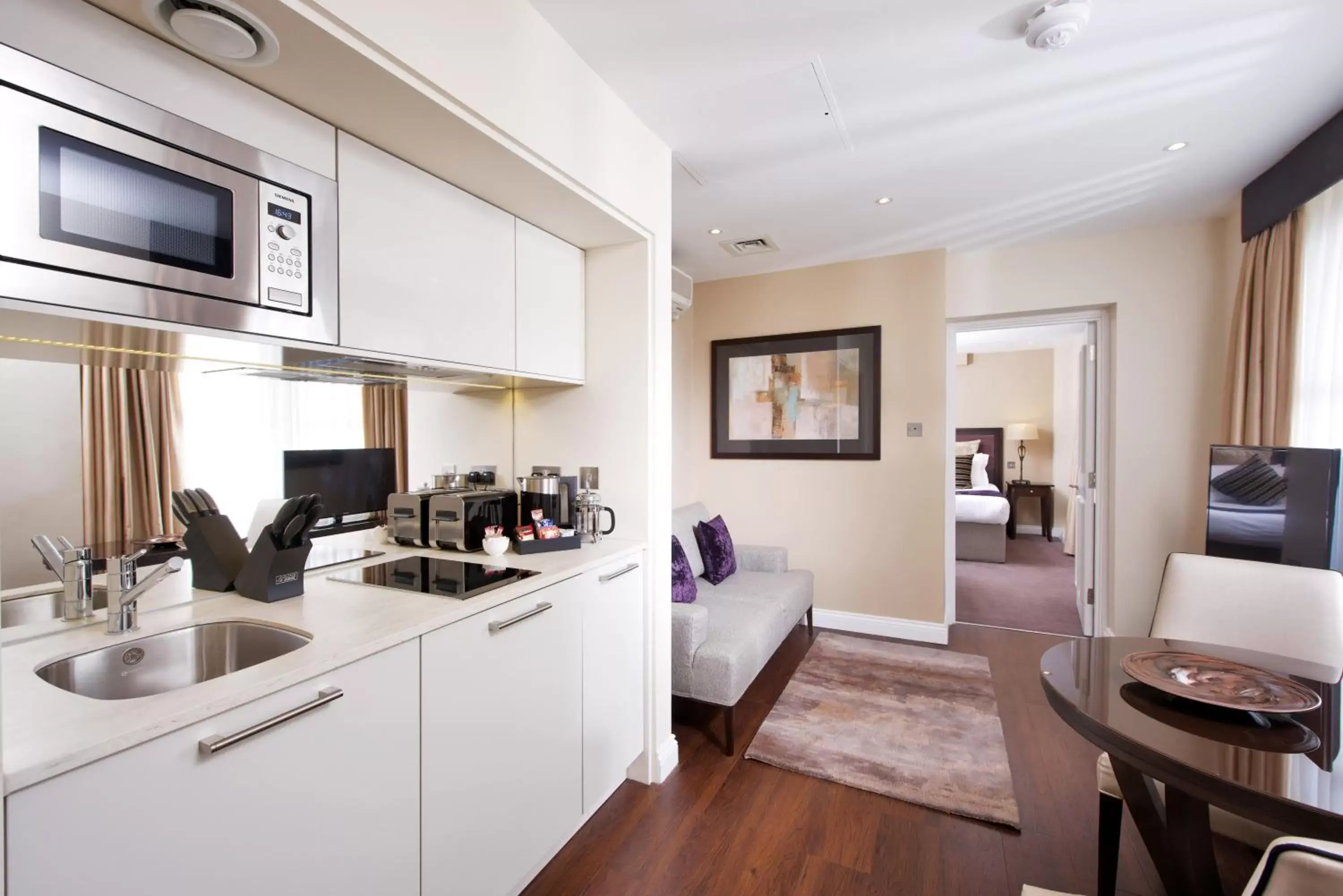 Living room, Kitchen/Kitchenette in Fraser Suites Queens Gate