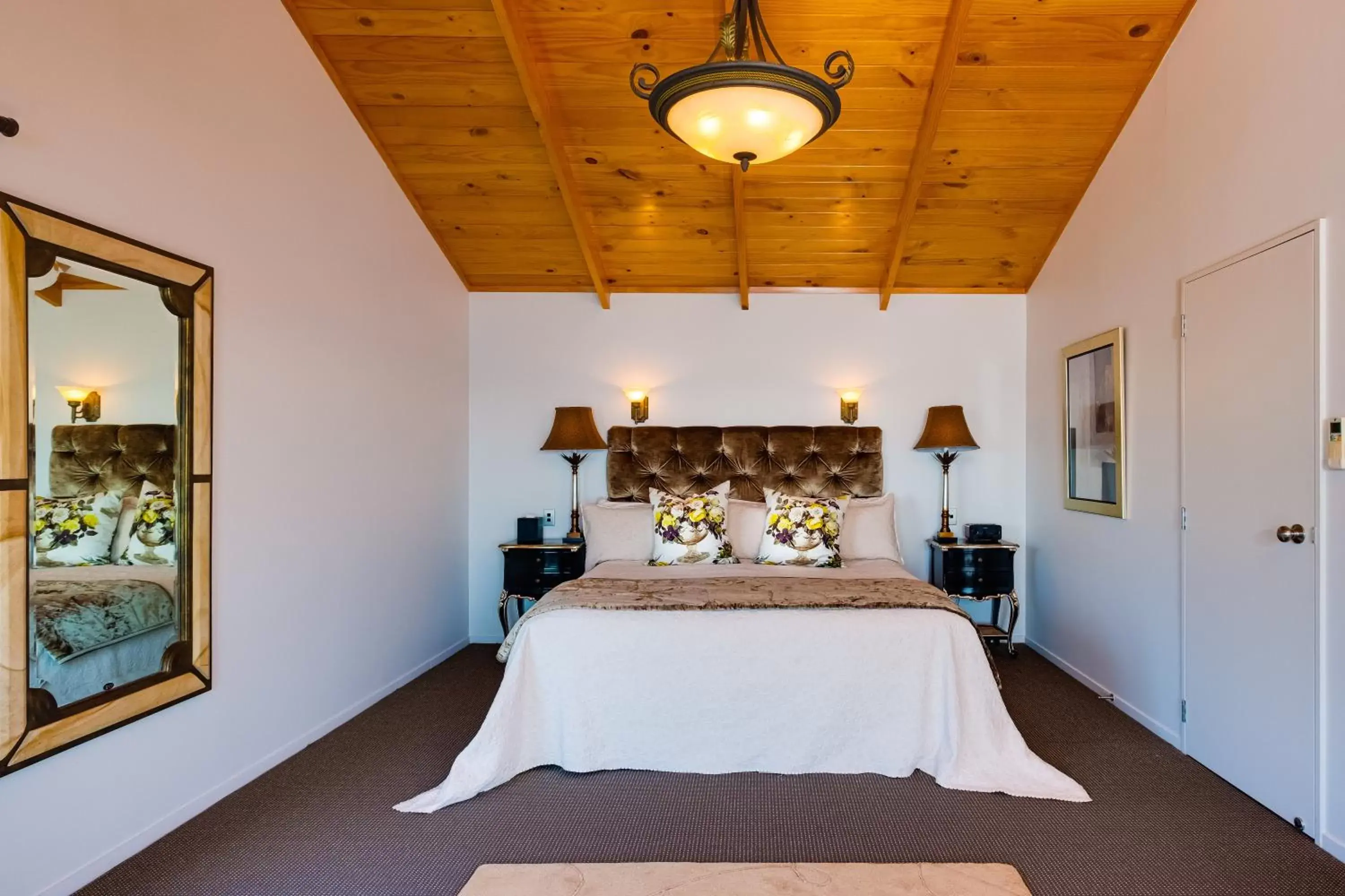 Bedroom, Bed in On The Point - Lake Rotorua