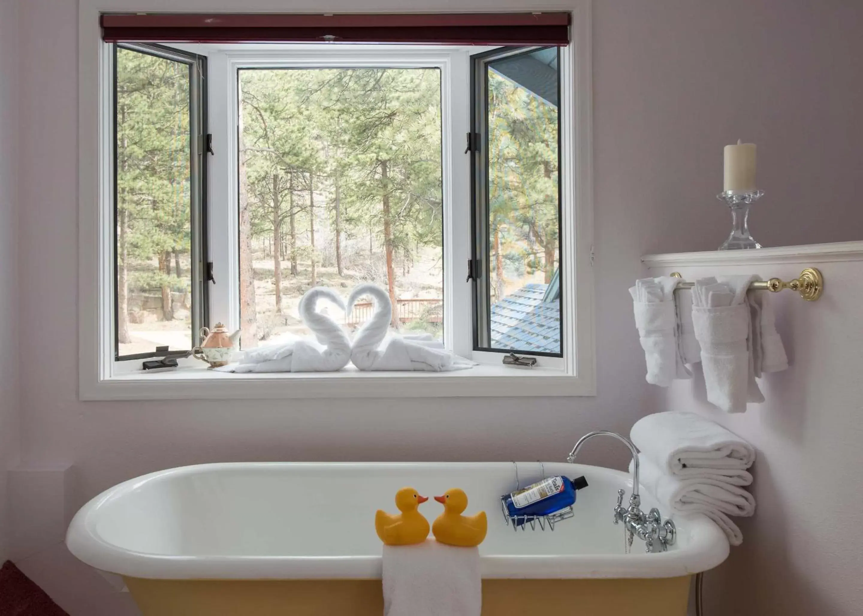 Bathroom in Romantic RiverSong Inn