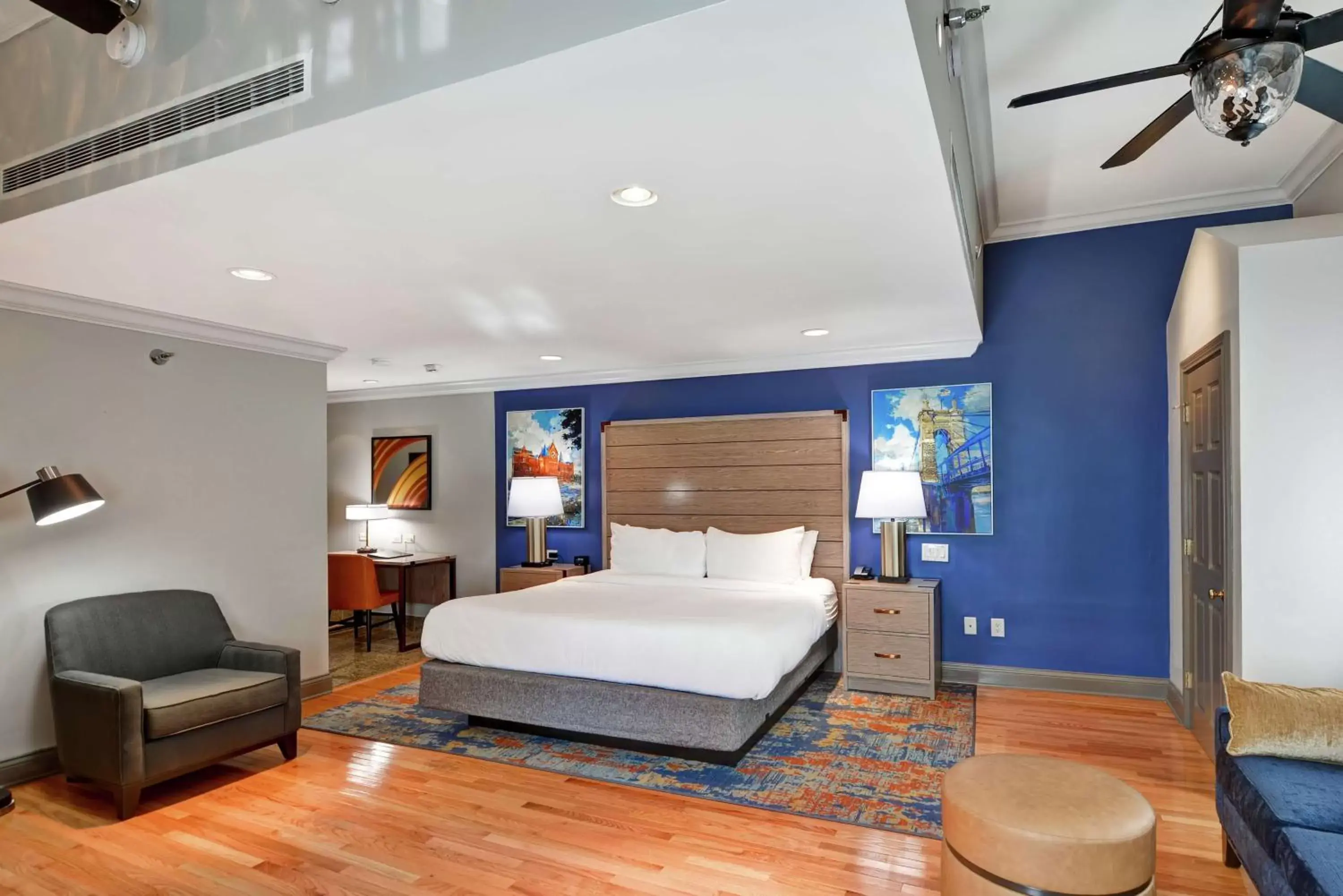 Bedroom, Bed in The Cincinnatian Curio Collection by Hilton