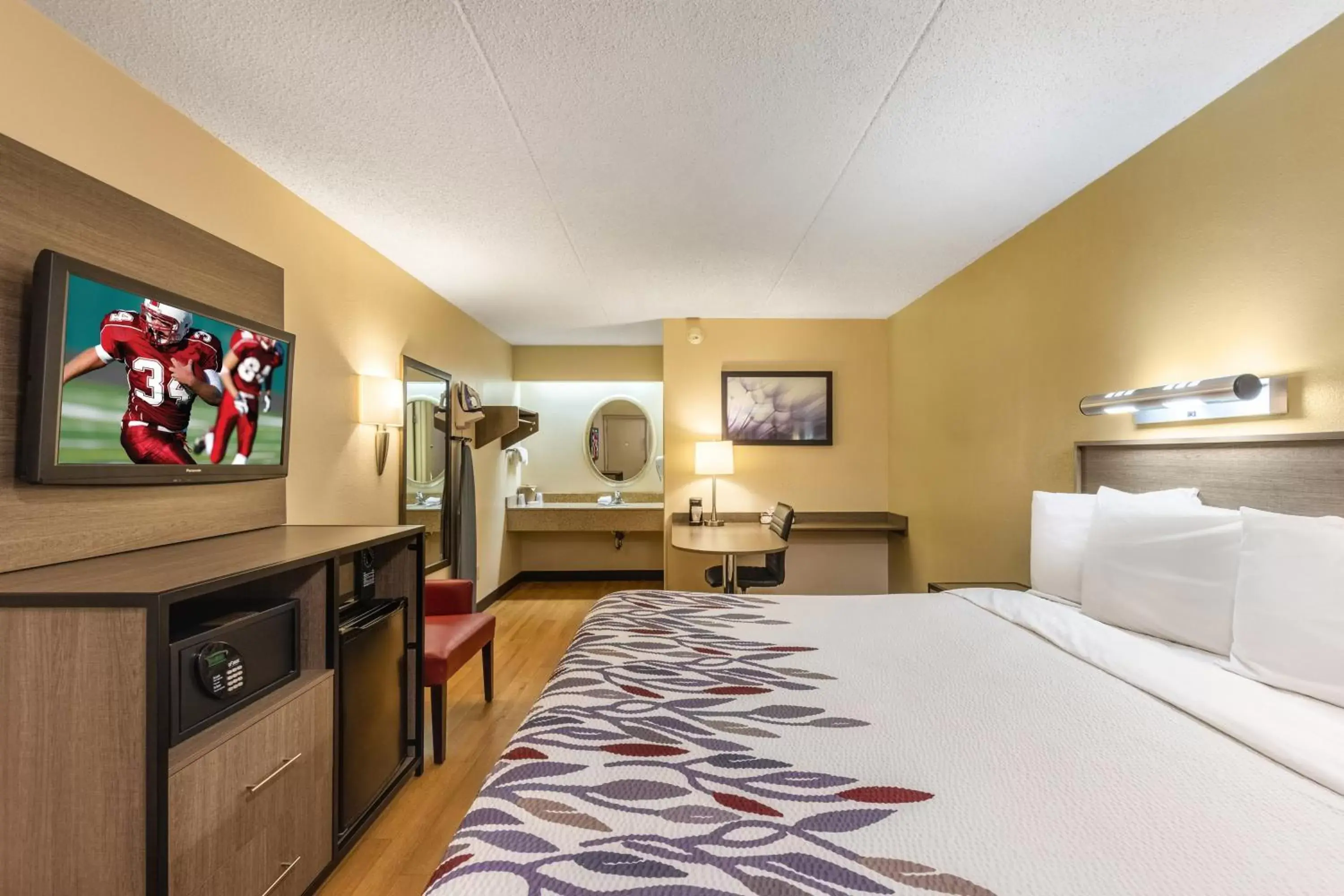 Photo of the whole room, Bed in Red Roof Inn Kalamazoo West - Western Michigan U Photo of the whole room, Bed in Red Roof Inn Kalamazoo West - Western Michigan U