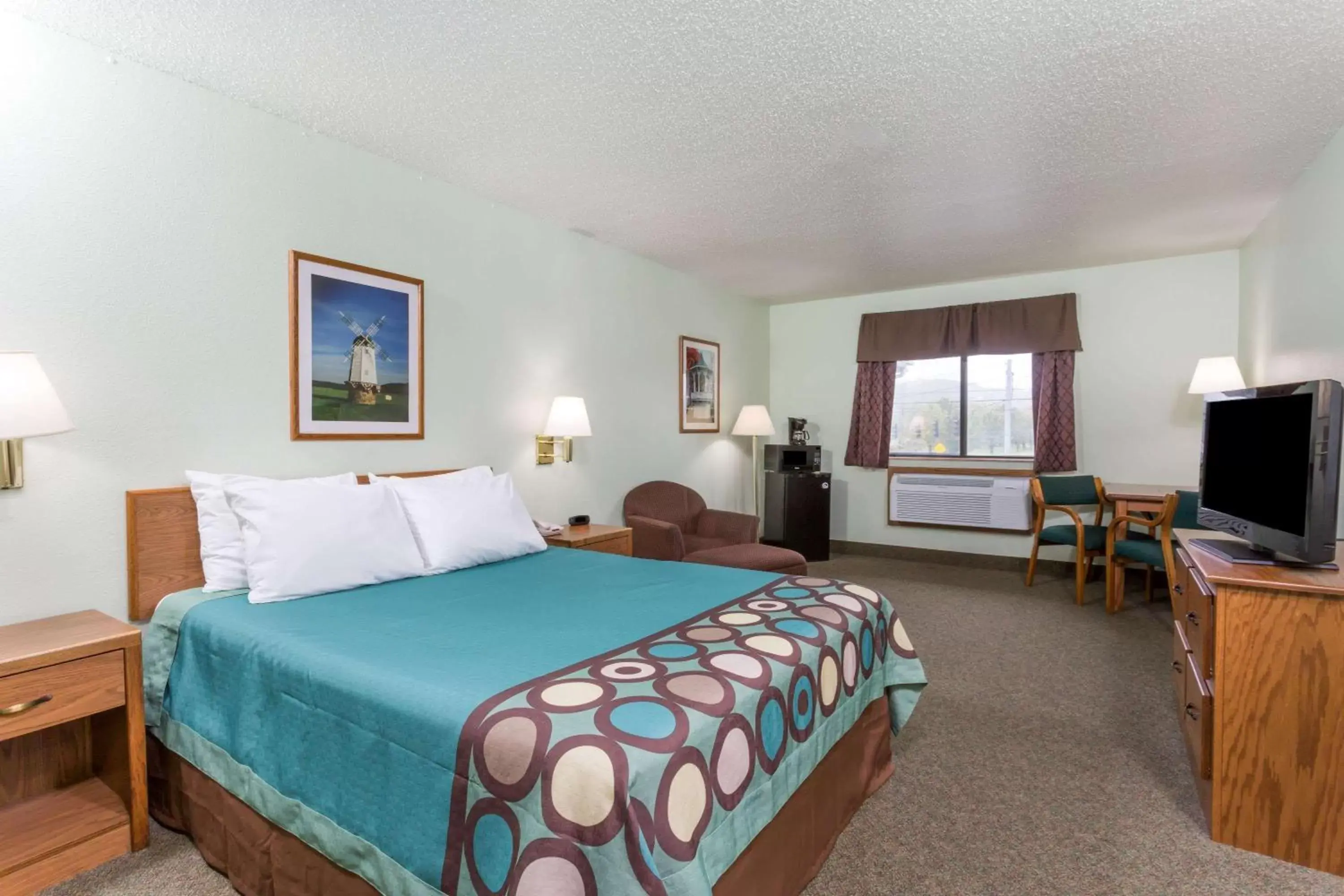 Bedroom, Bed in Super 8 by Wyndham Gallipolis Pt Pleasant Area