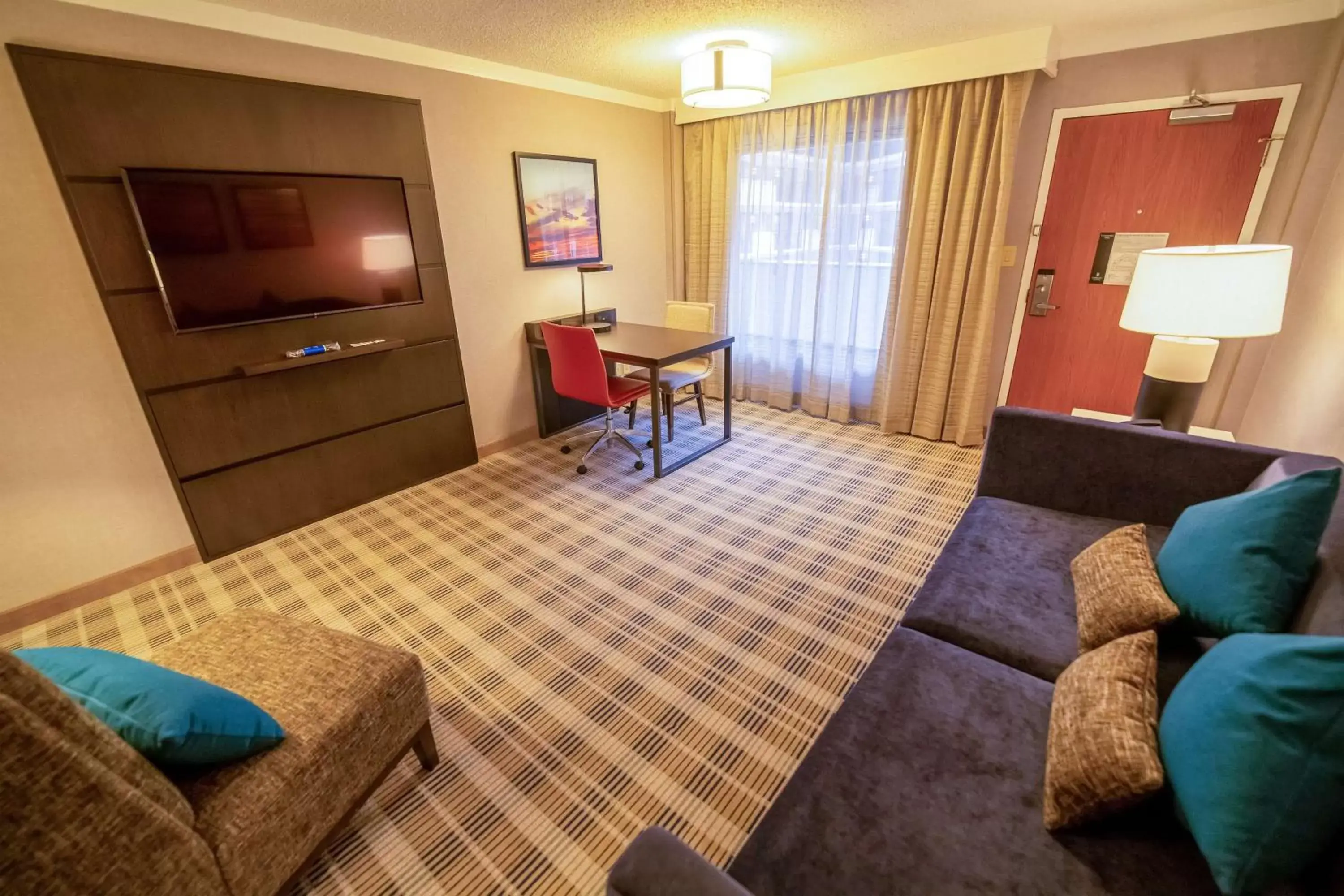 Bedroom, Seating Area in Embassy Suites by Hilton Kansas City Overland Park