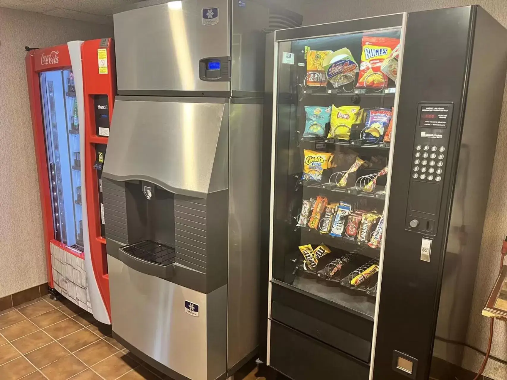 vending machine in Econo Lodge Airport Quebec