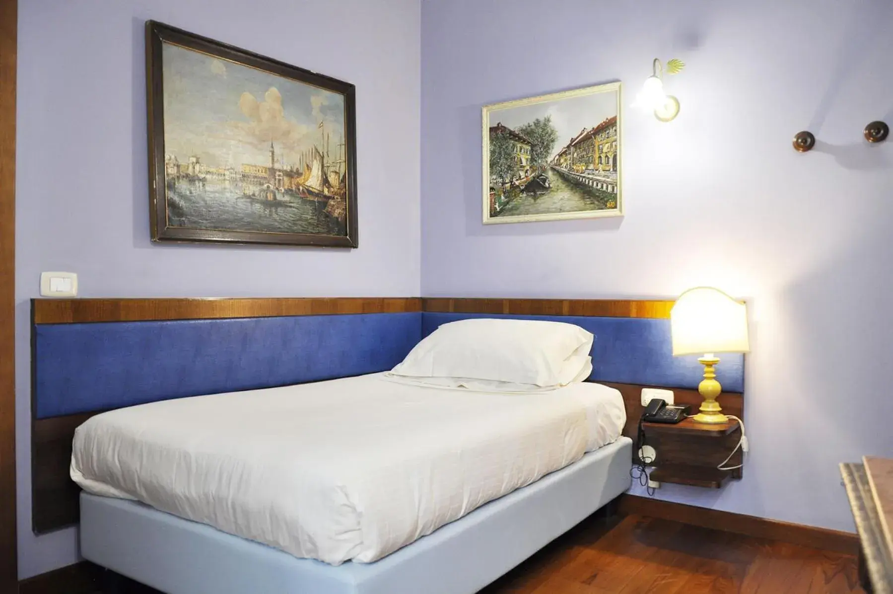 Budget Single Room in Hotel San Guido