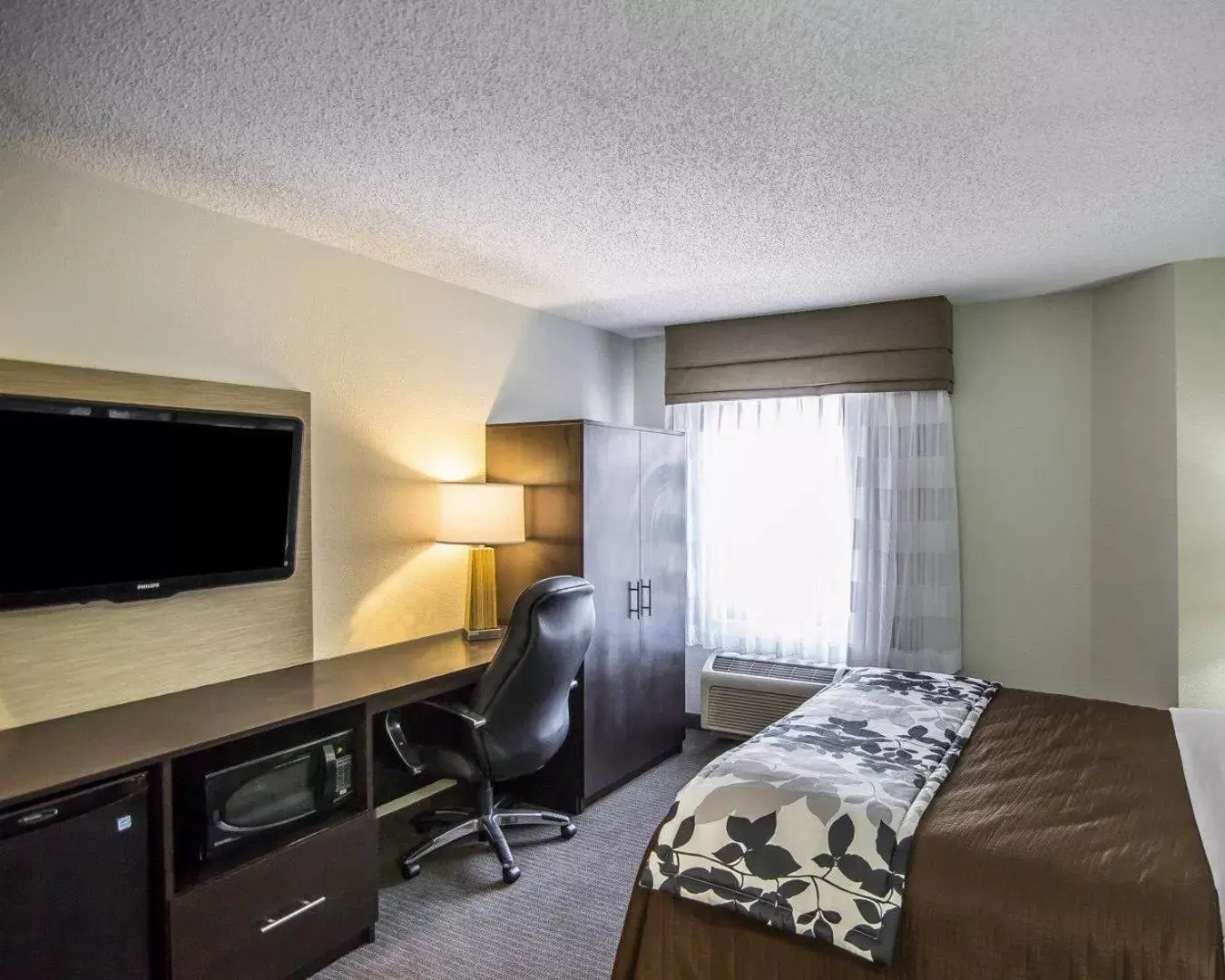 Bedroom, TV/Entertainment Center in Sleep Inn South Joplin