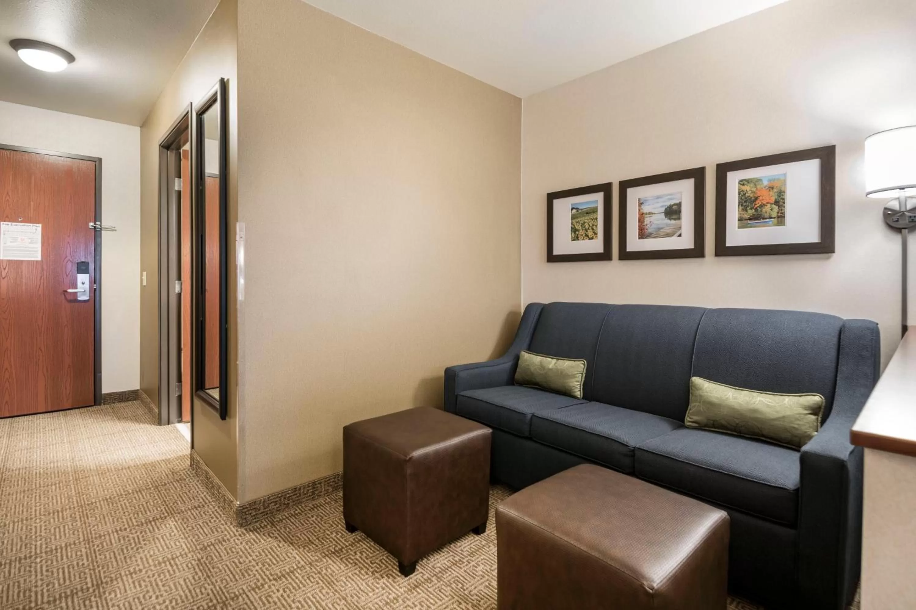 Seating area in Comfort Suites at Par 4 Resort