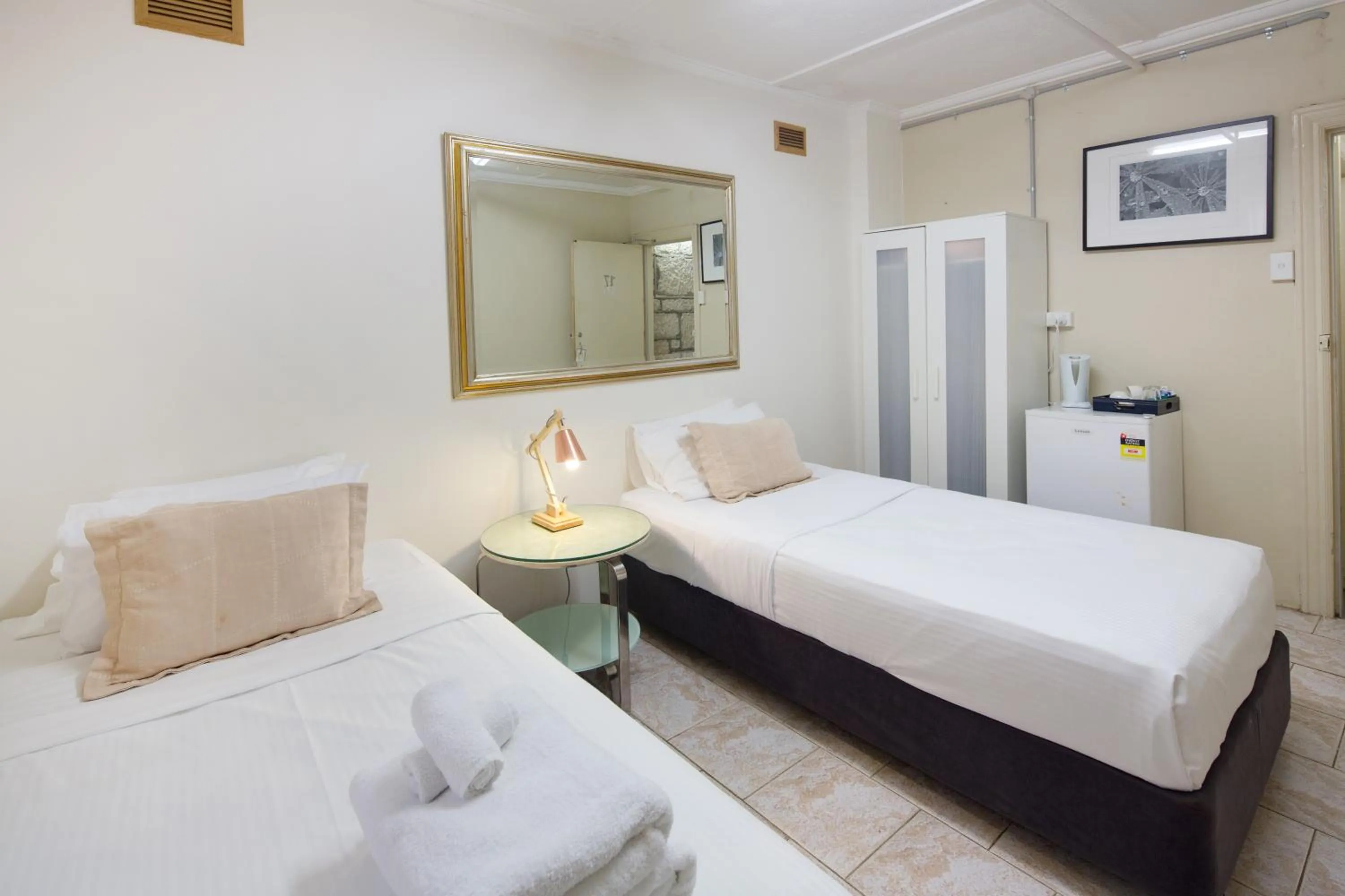 Photo of the whole room, Bed in Neutral Bay Lodge