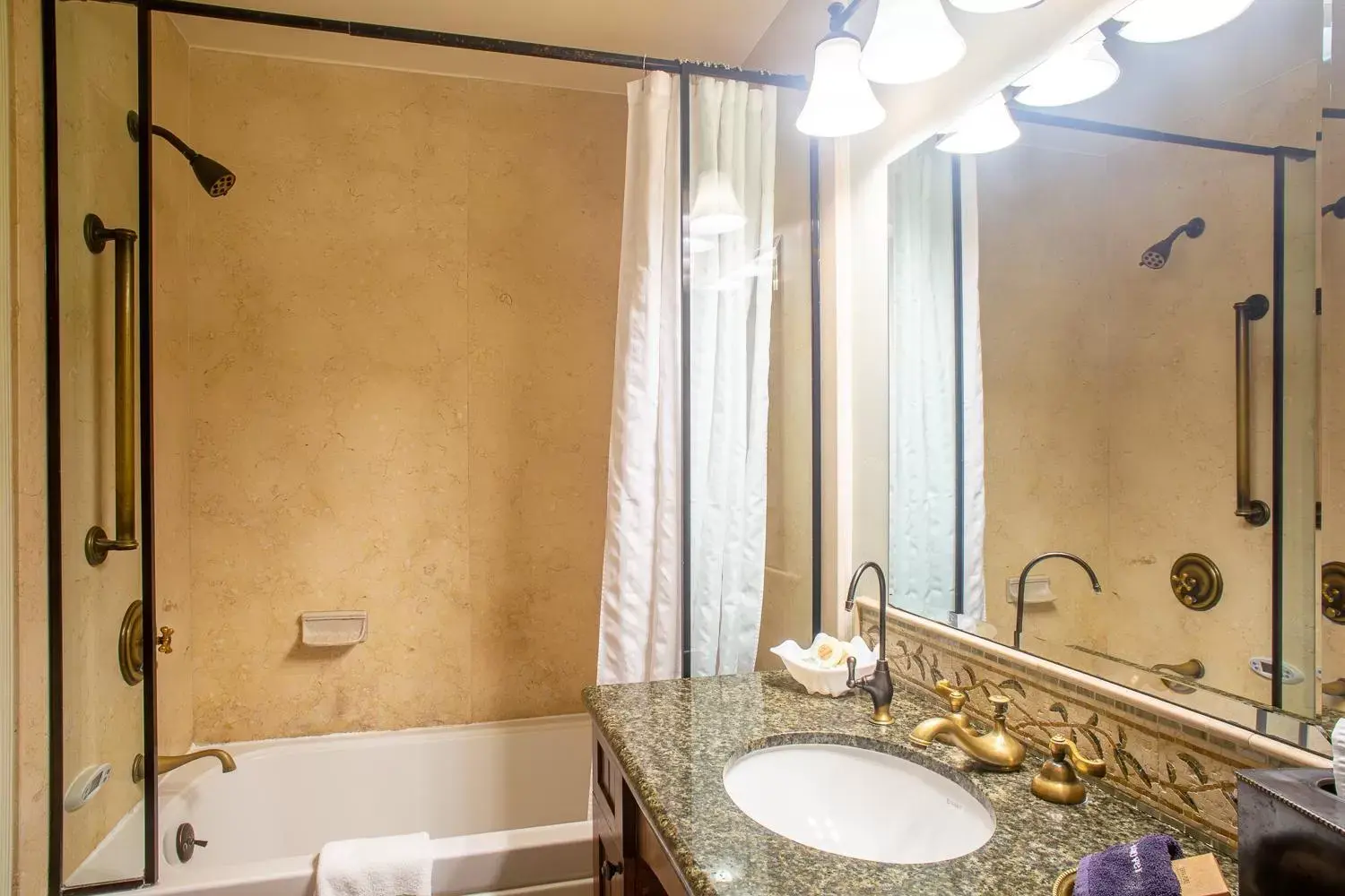 Bathroom in Castillo Inn at the Beach