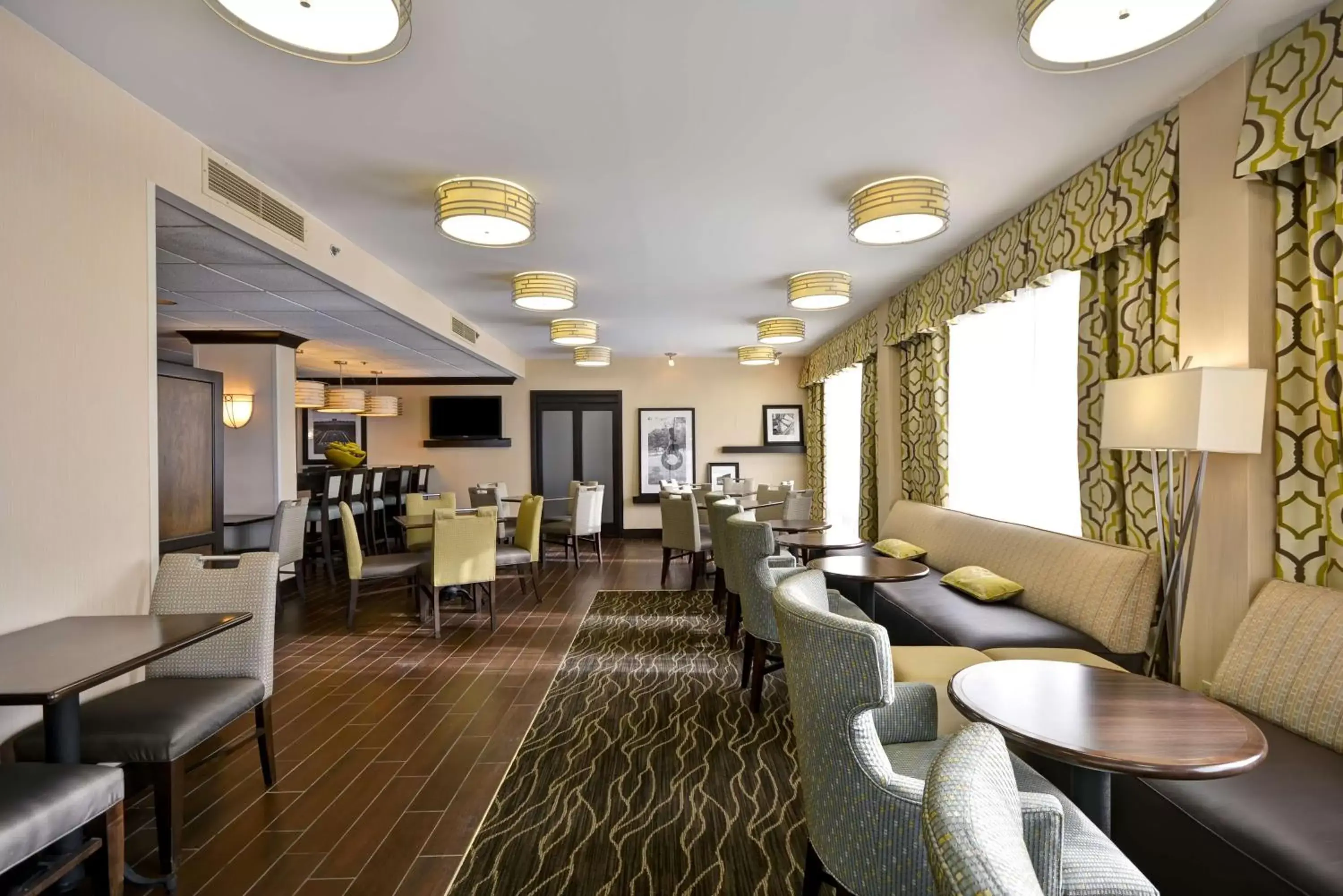 Lobby or reception, Lounge/Bar in Hampton Inn Detroit Northville