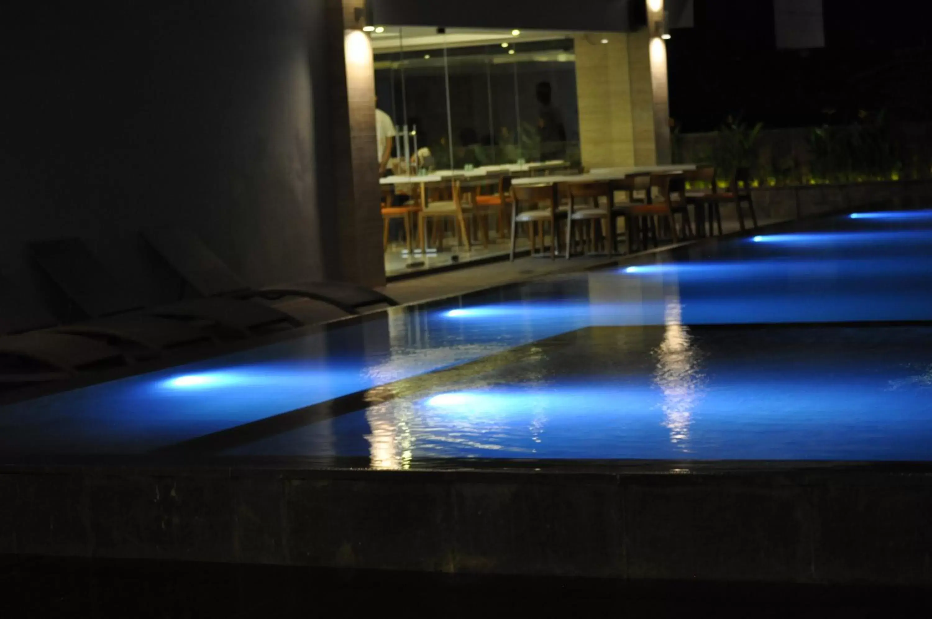 Restaurant/places to eat, Swimming Pool in HARRIS Hotel Kuta Galleria - Bali