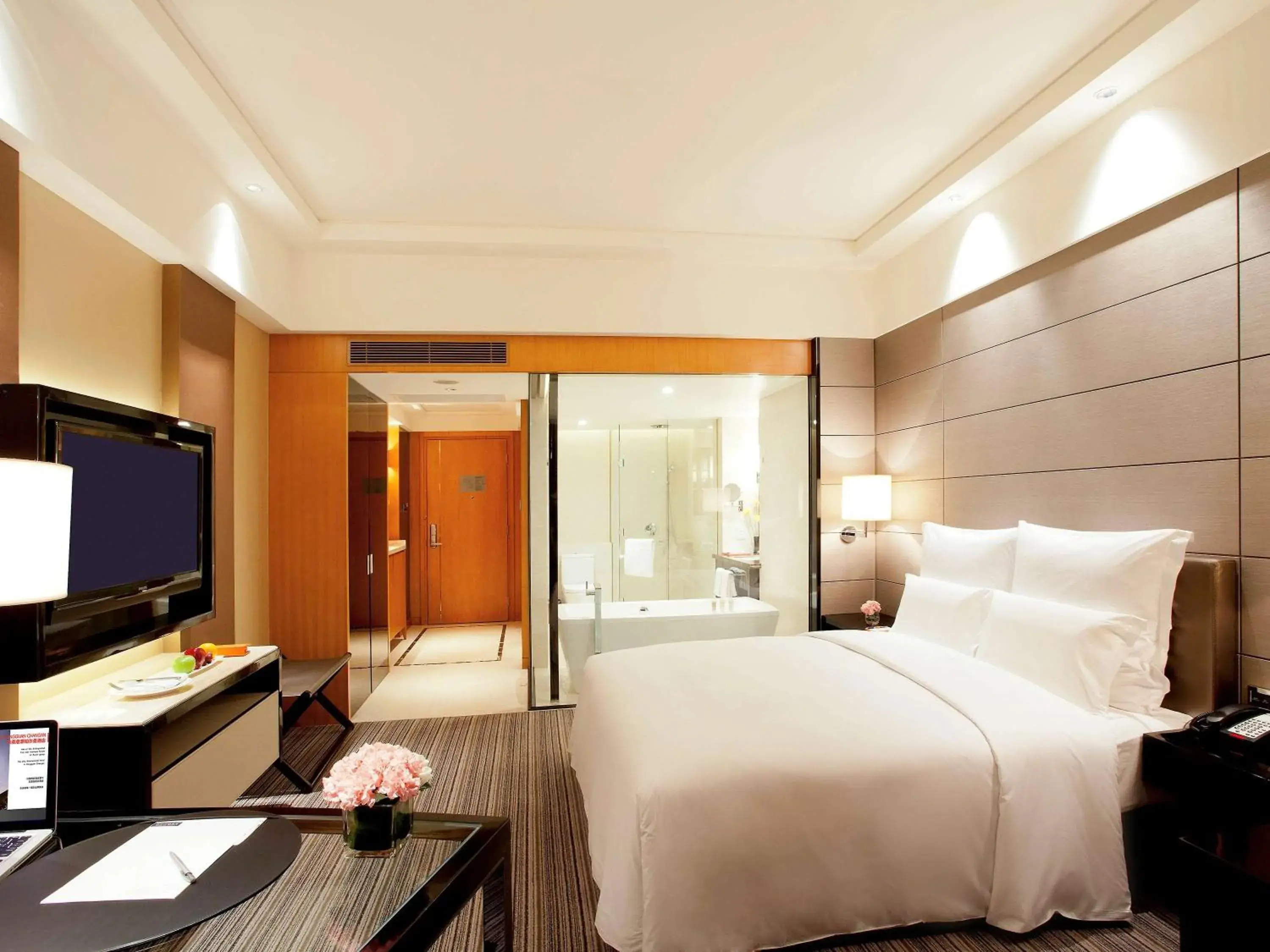 Photo of the whole room, Bed in Pullman Dongguan Changan