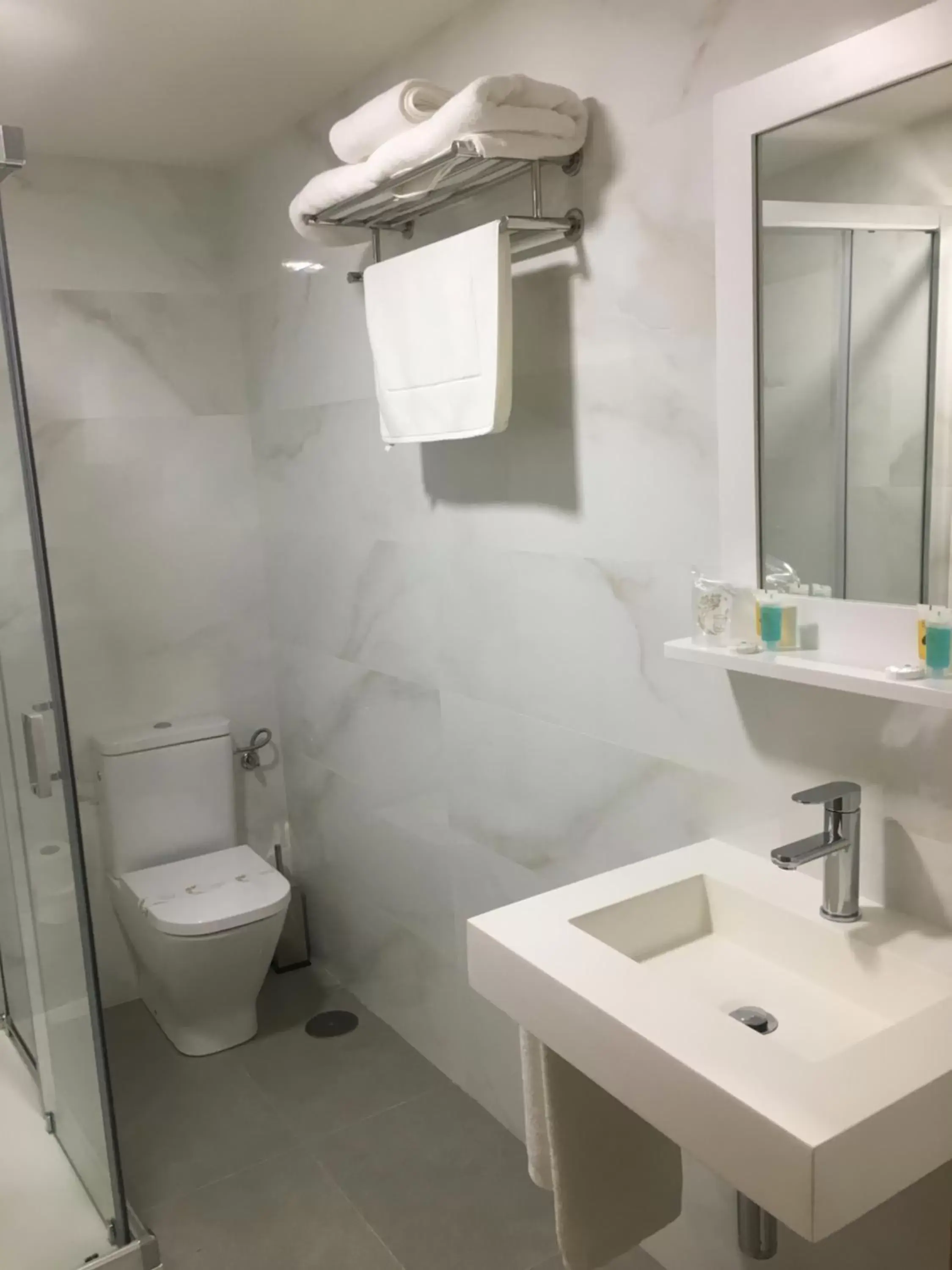Toilet, Bathroom in Hotel Roquiño