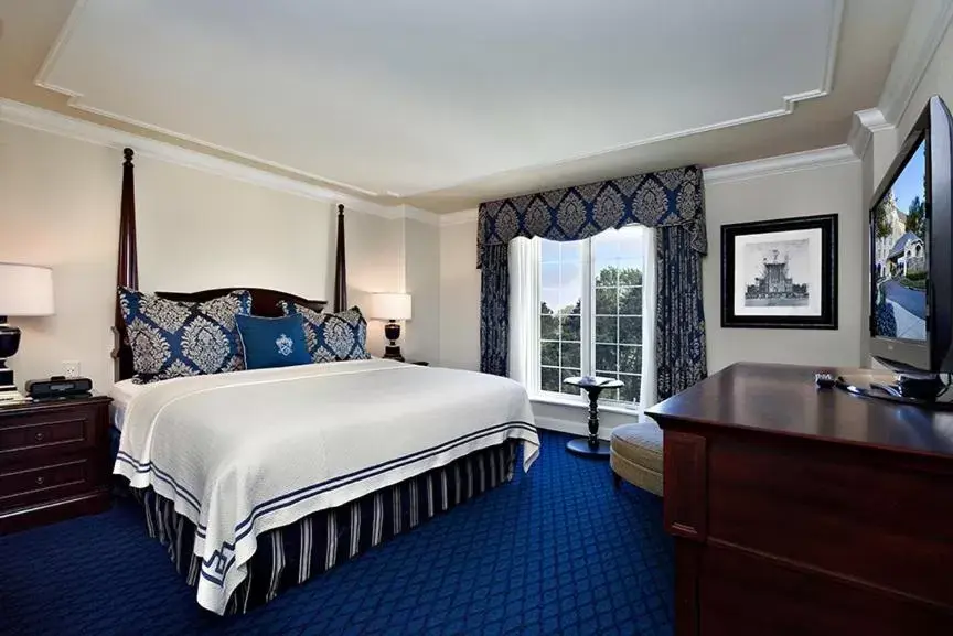 Bed in Washington Duke Inn & Golf Club