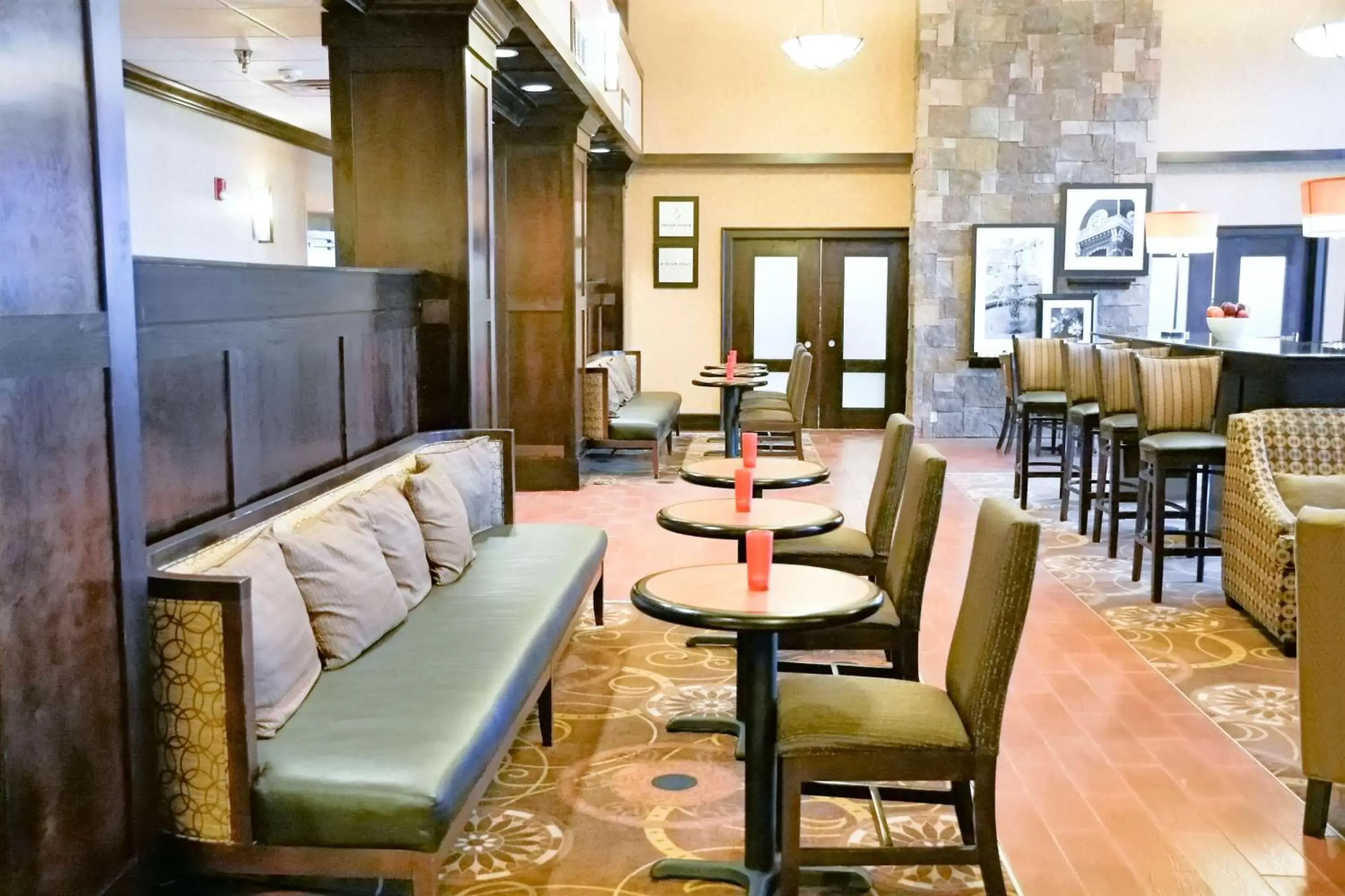 Dining area, Lounge/Bar in Hampton Inn & Suites Birmingham-Pelham - I-65
