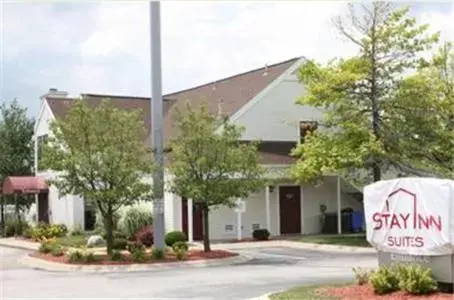 Facade/entrance, Property Building in Hawthorn Suites - Fort Wayne